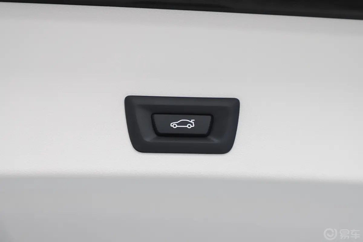 宝马X3xDrive 28i M运动套装电动尾门按键（手动扶手）