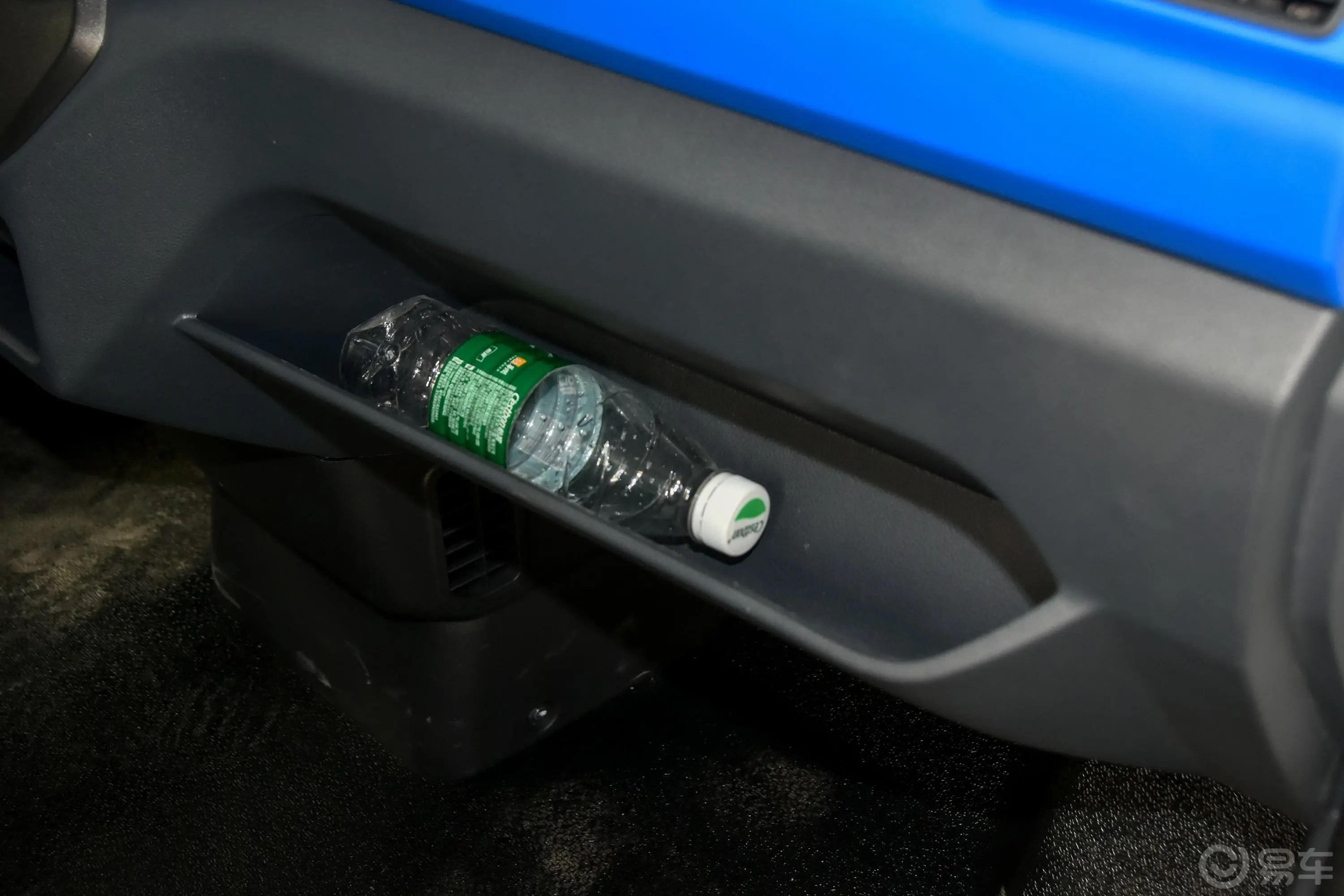 大通EV30短轴 智联版 上汽时代电池 35kWh手套箱空间水瓶横置