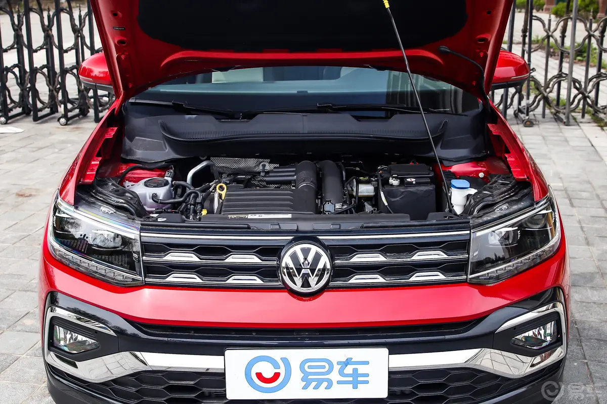 途铠280TSI 双离合 豪华版发动机舱整体