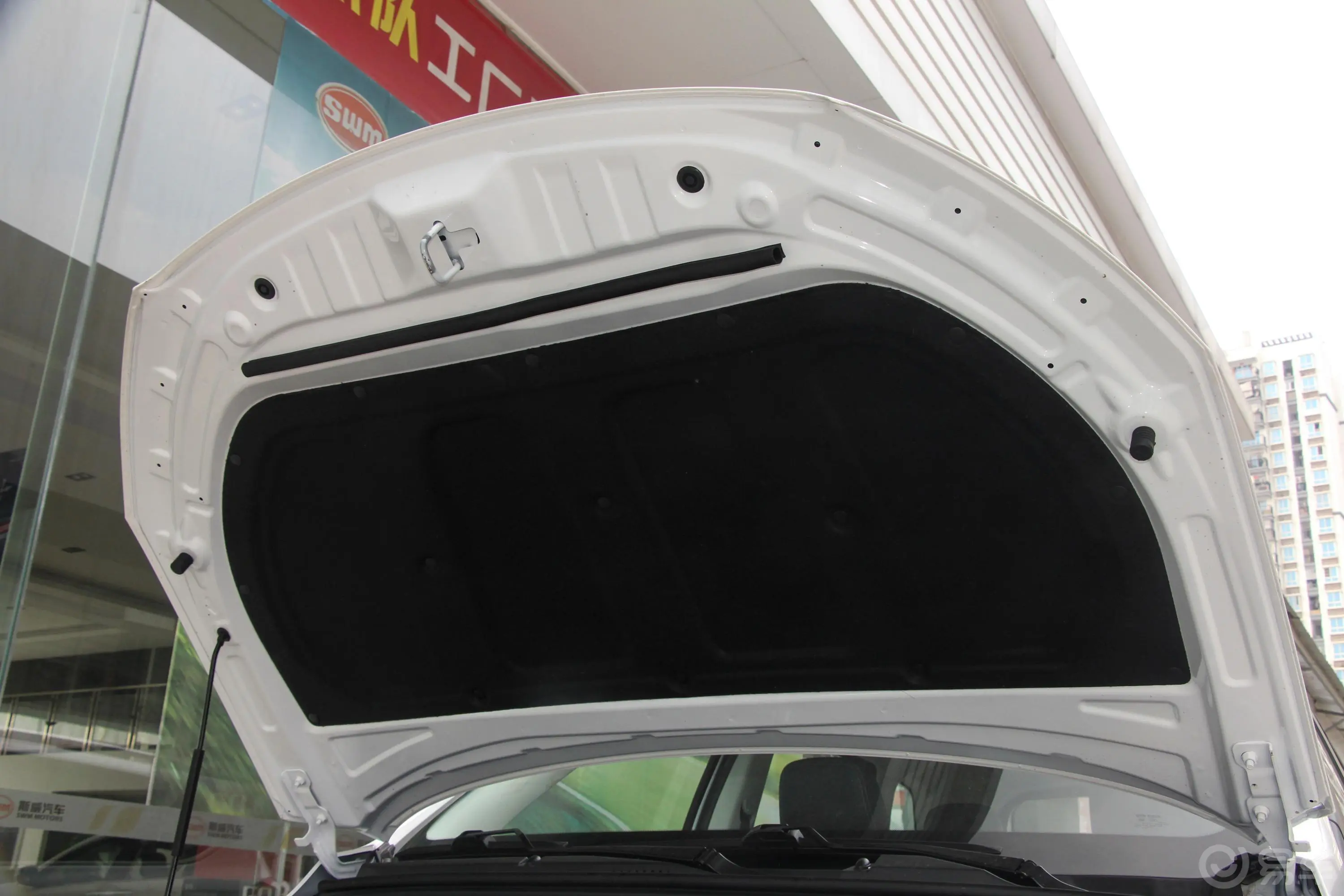 SWM斯威X71.8L 手动 舒适版前舱盖内侧