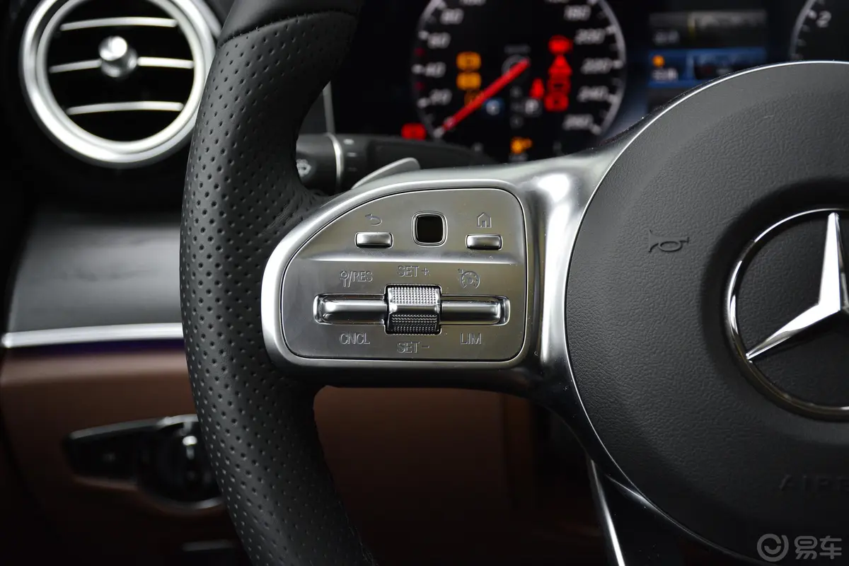 奔驰E级改款 E 300 L 时尚版 运动轿车左侧方向盘功能按键