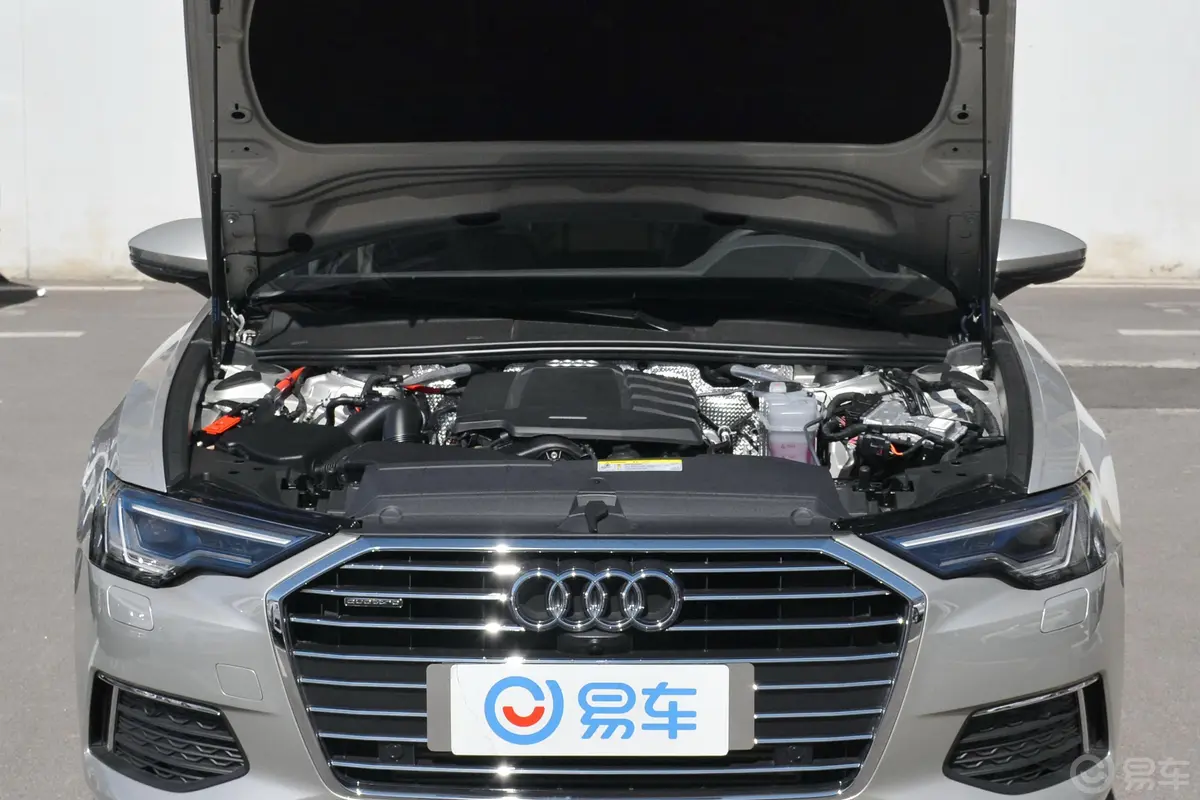 奥迪A6L45 TFSI quattro 臻选致雅版发动机舱整体