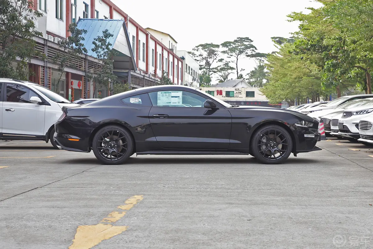 Mustang2.3L EcoBoost正侧车头向右水平