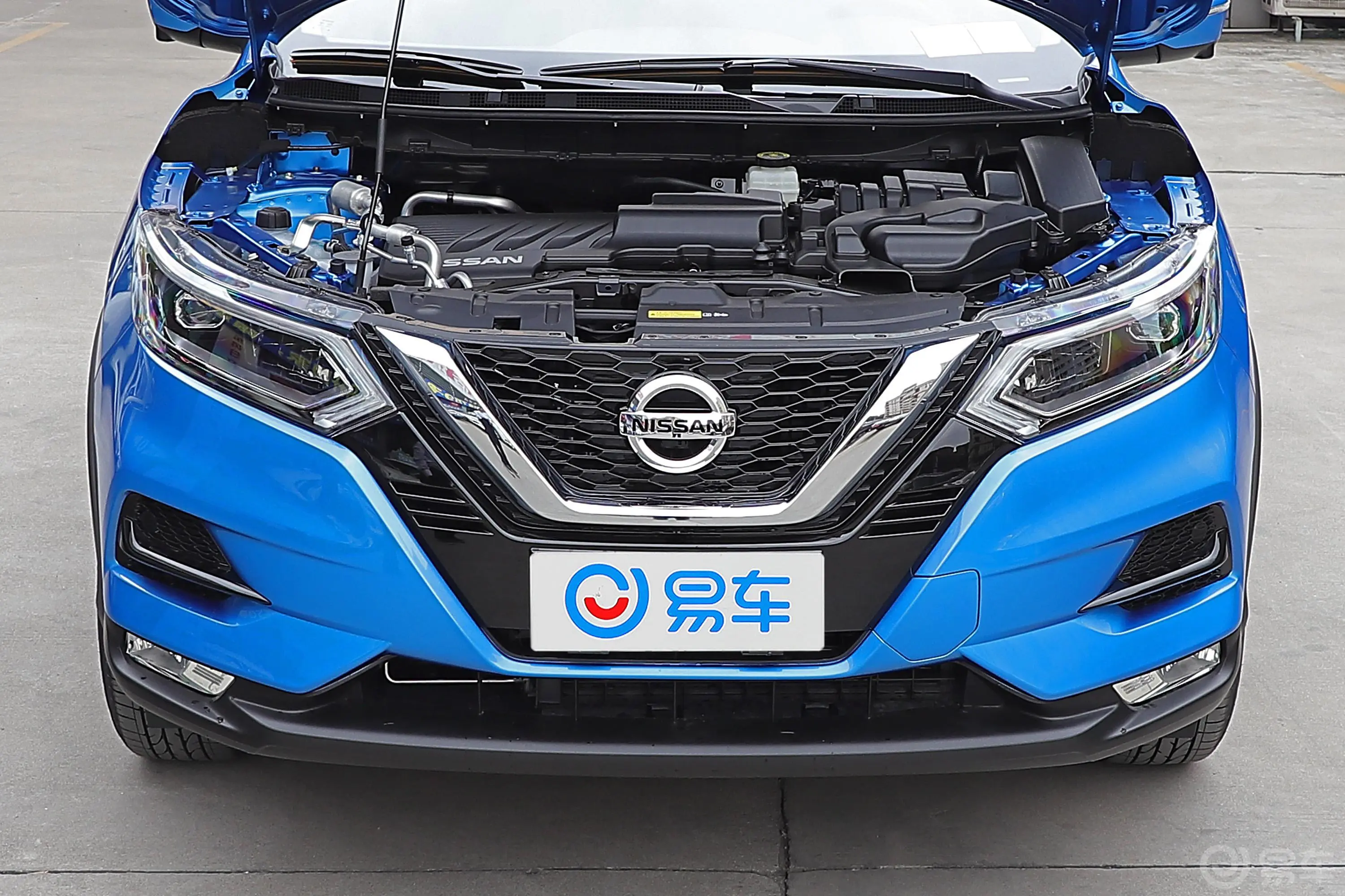 逍客2.0L CVT 豪华版发动机舱整体