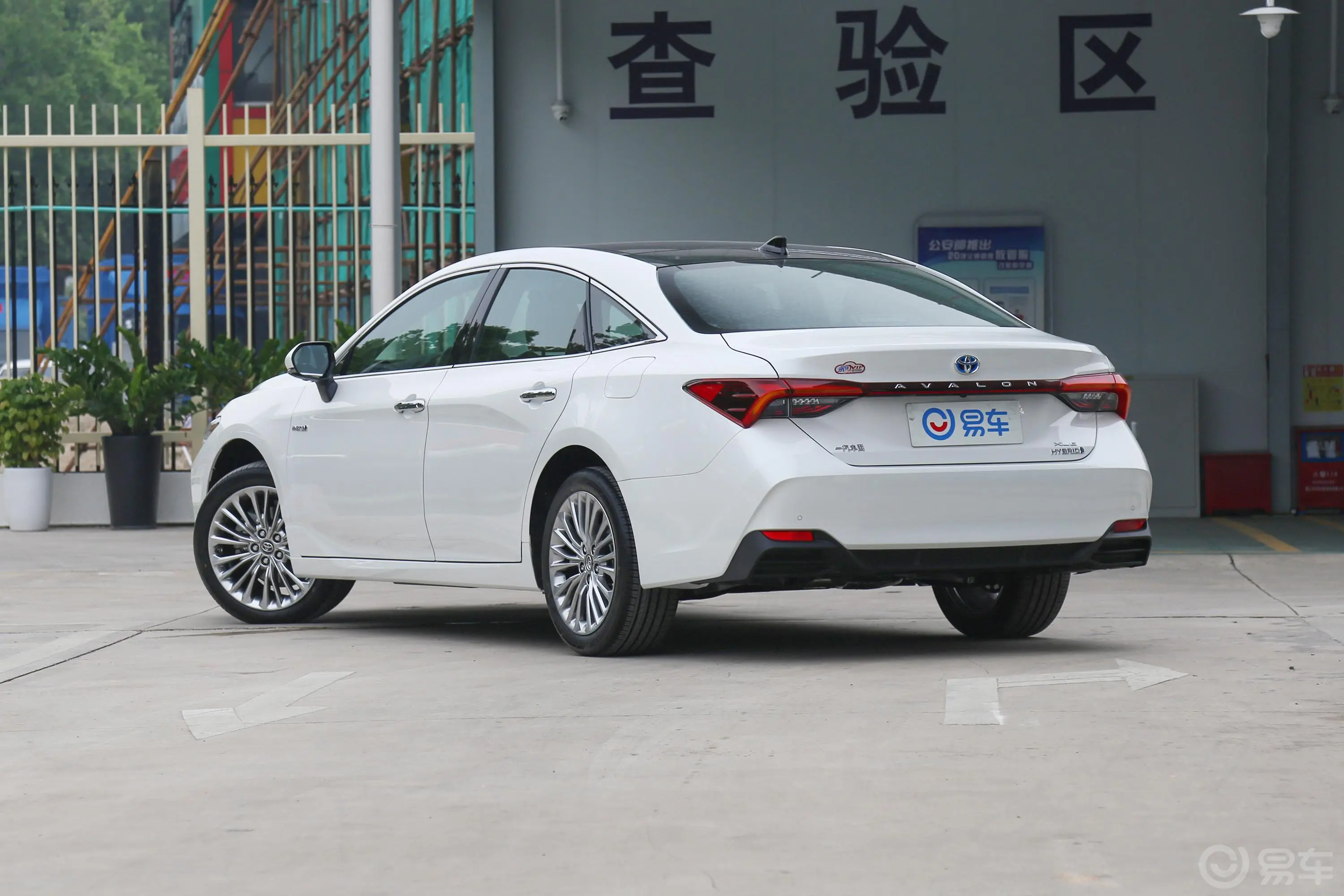 亚洲龙双擎 2.5L E-CVT XLE尊贵版 国V侧后45度车头向左水平