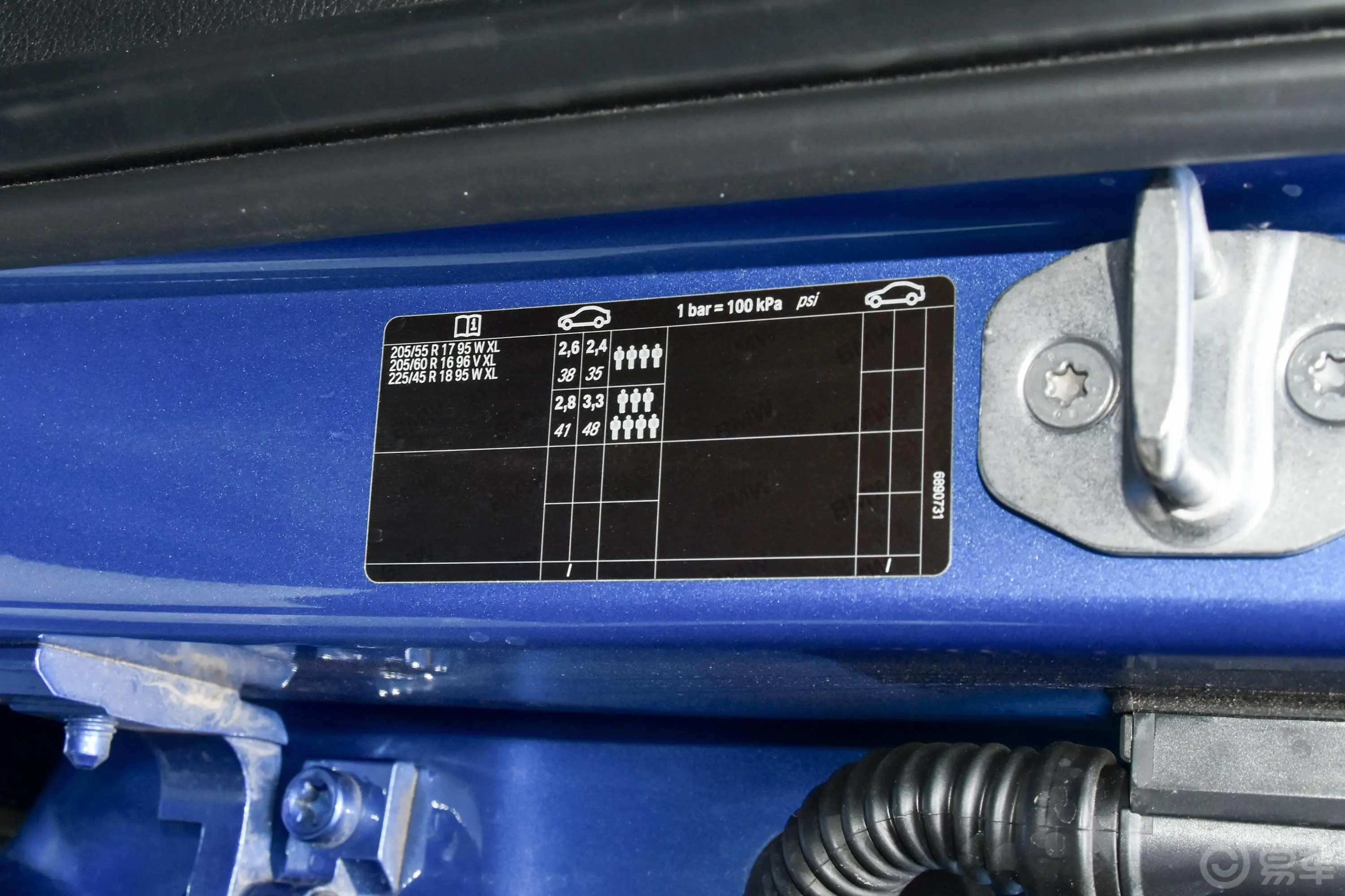 宝马2系多功能旅行车220i 尊享版运动套装胎压信息铭牌