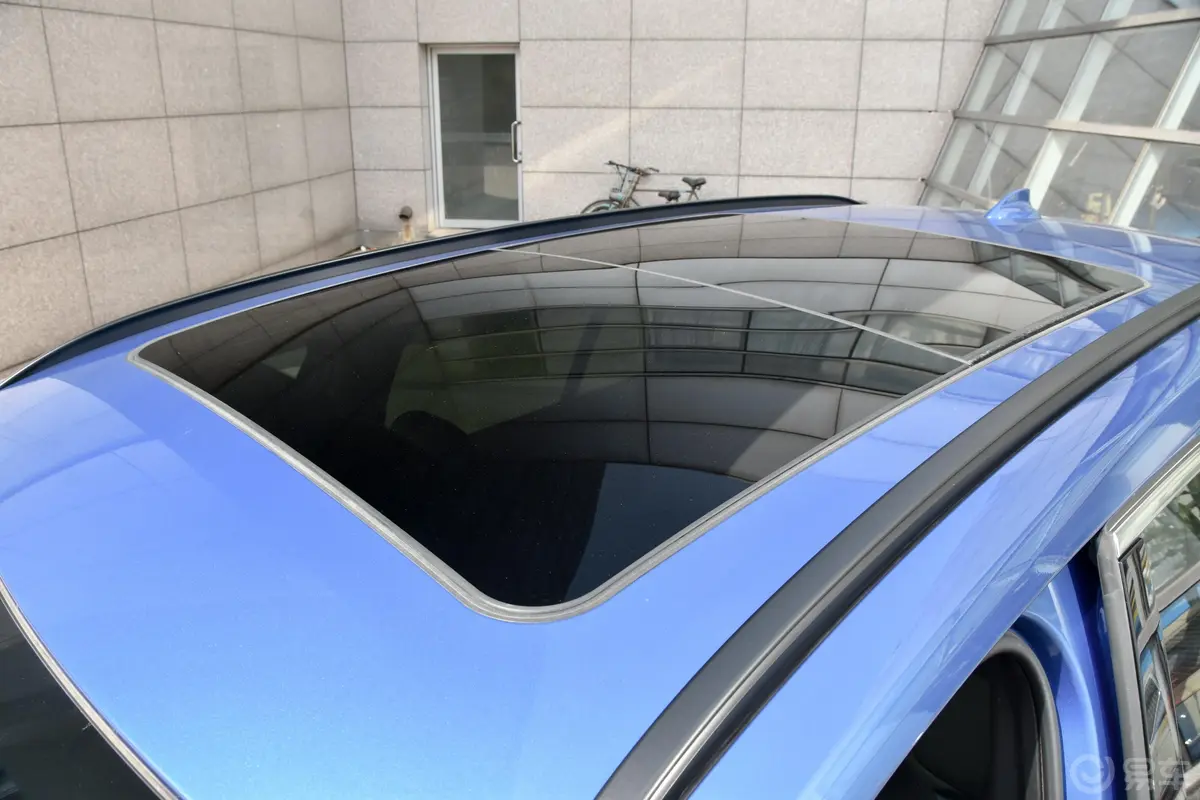 宝马2系多功能旅行车220i 尊享版运动套装天窗