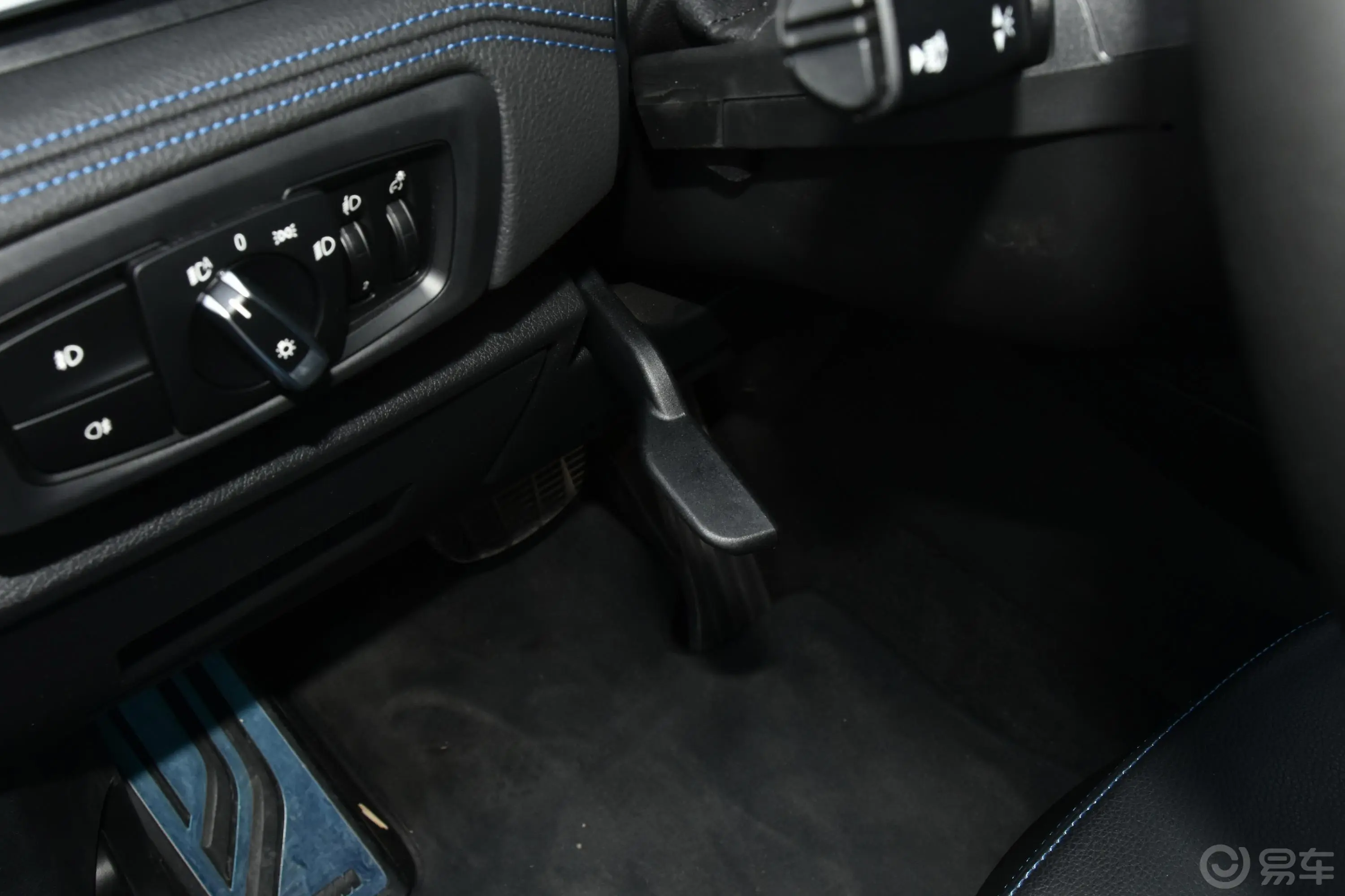 宝马2系多功能旅行车220i 尊享版运动套装方向盘调节