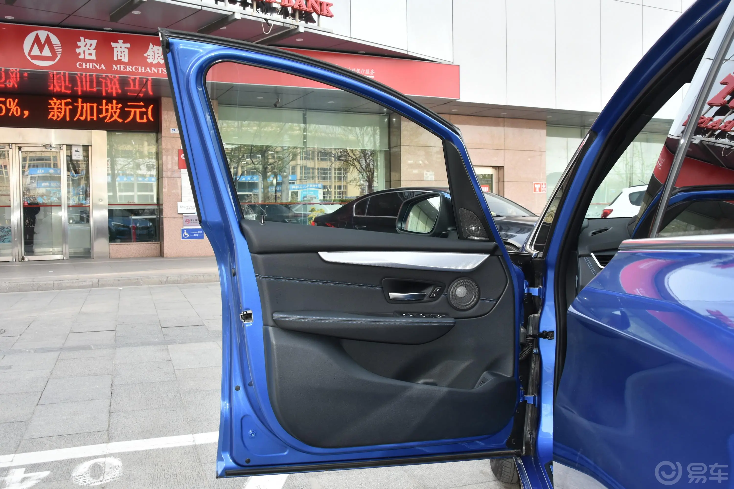 宝马2系多功能旅行车220i 尊享版运动套装驾驶员侧前车门