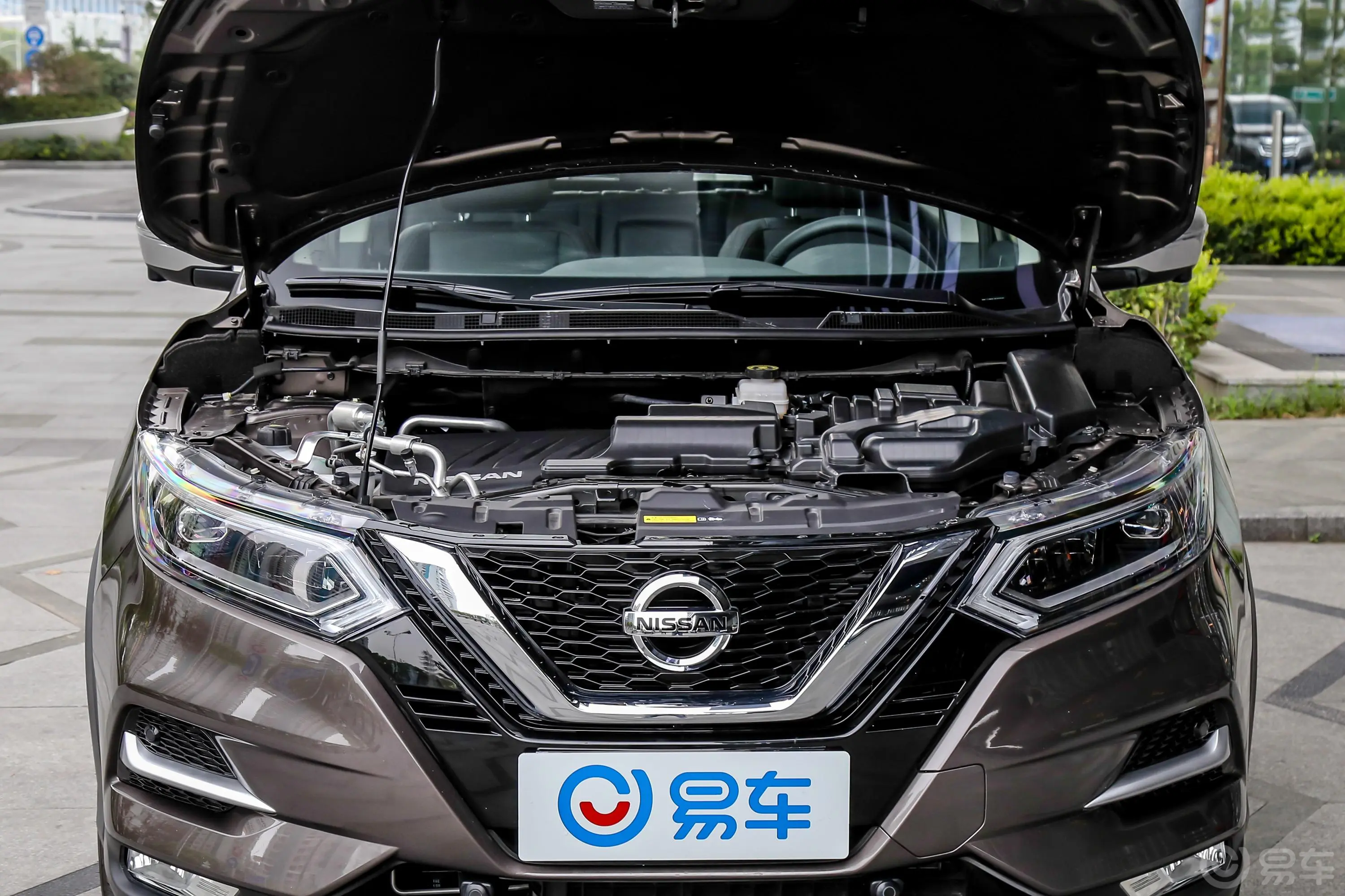 逍客2.0L CVT 旗舰版发动机舱整体