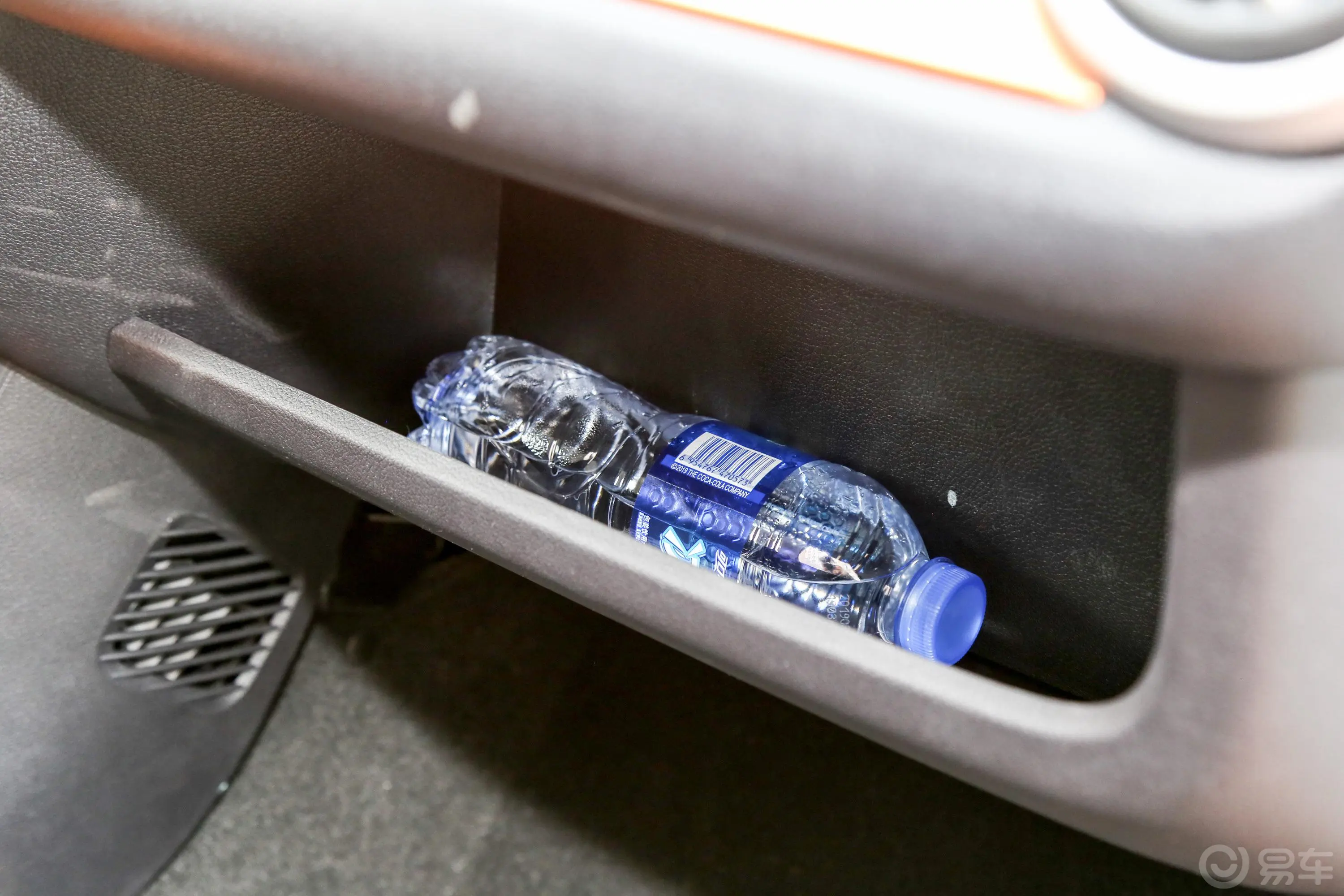 比亚迪e1创·首发智行版手套箱空间水瓶横置