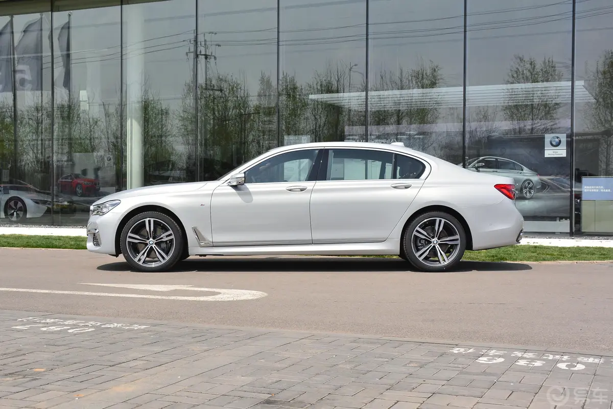 宝马7系740Li xDrive 尊享版 M运动套装正侧车头向左水平