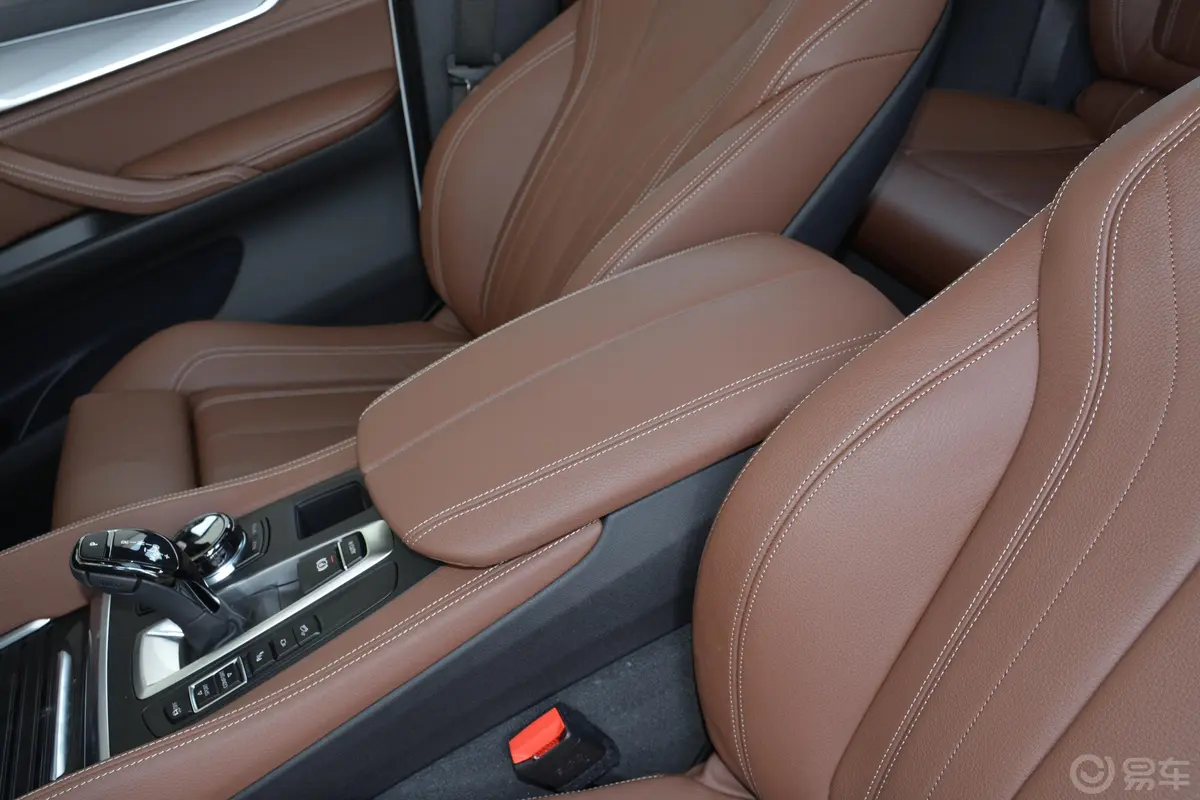 宝马X6xDrive35i 尊享版M运动套装前排中央扶手