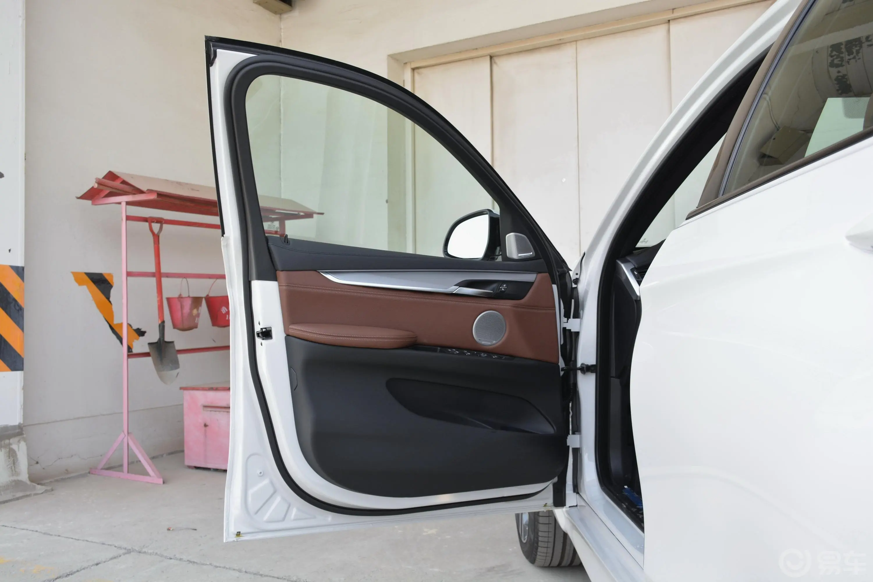 宝马X6xDrive35i 尊享版M运动套装驾驶员侧前车门