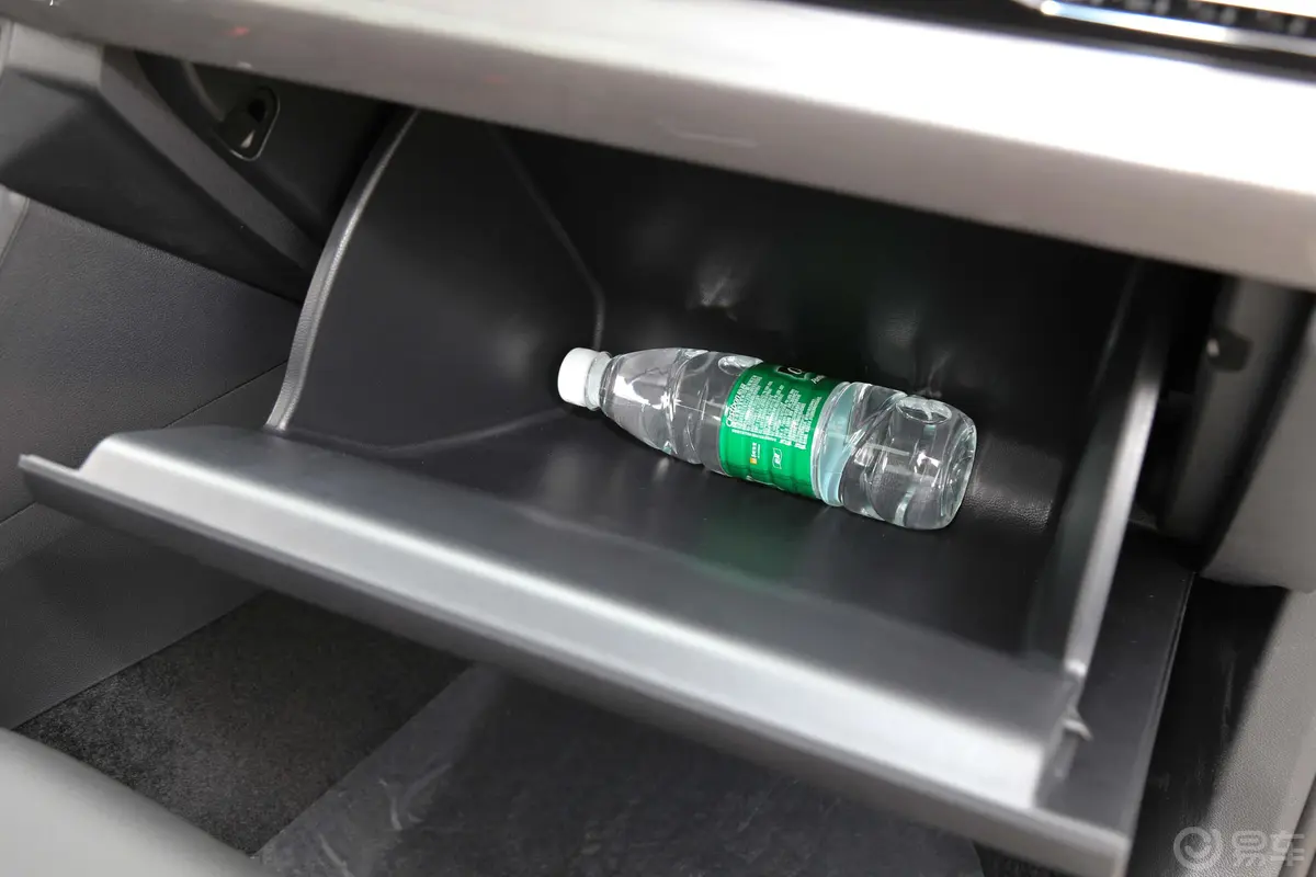 宝来改款 1.5L 手动 舒适型 国V手套箱空间水瓶横置