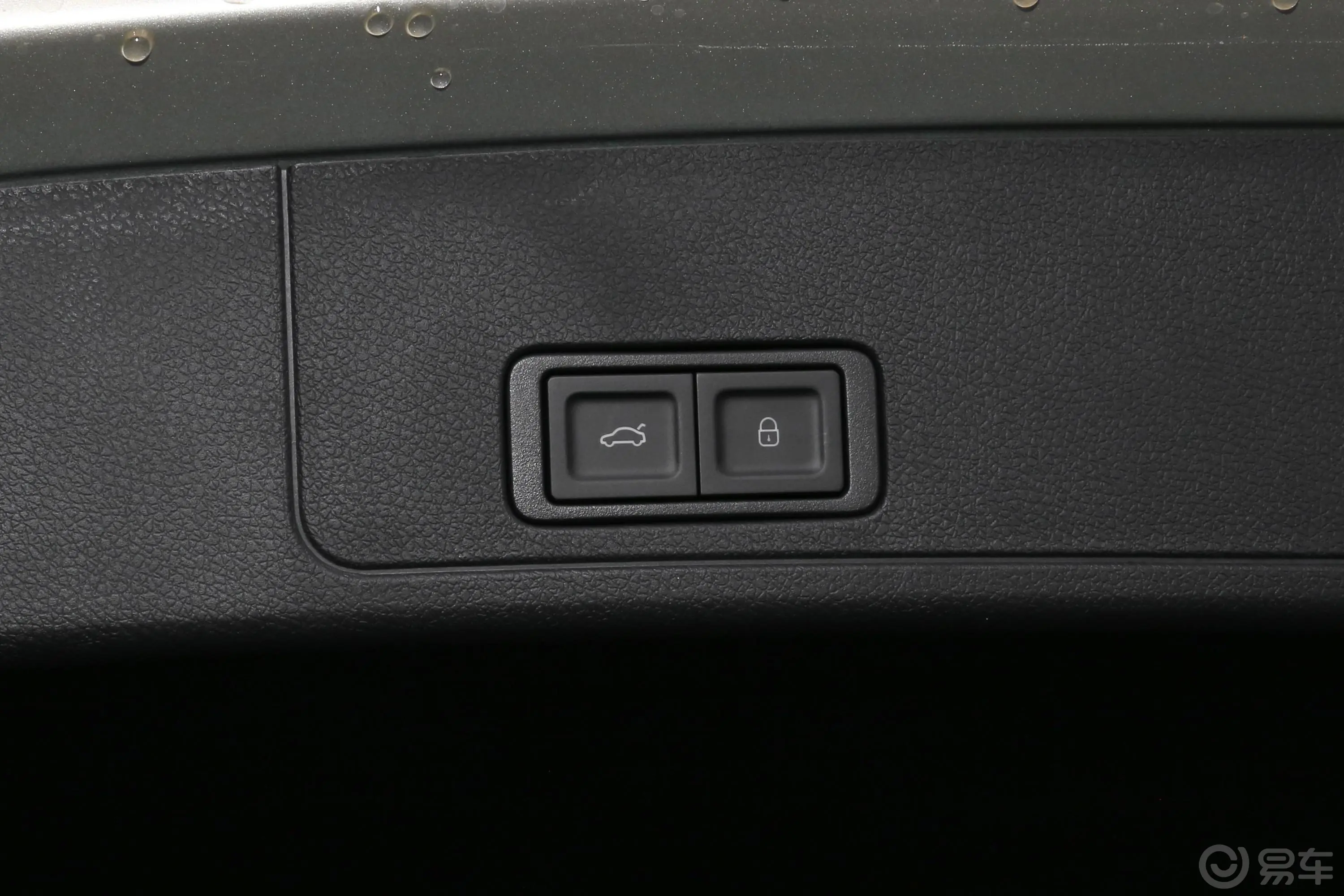 瑞虎81.5T 手动 尊贵版 7座电动尾门按键（手动扶手）