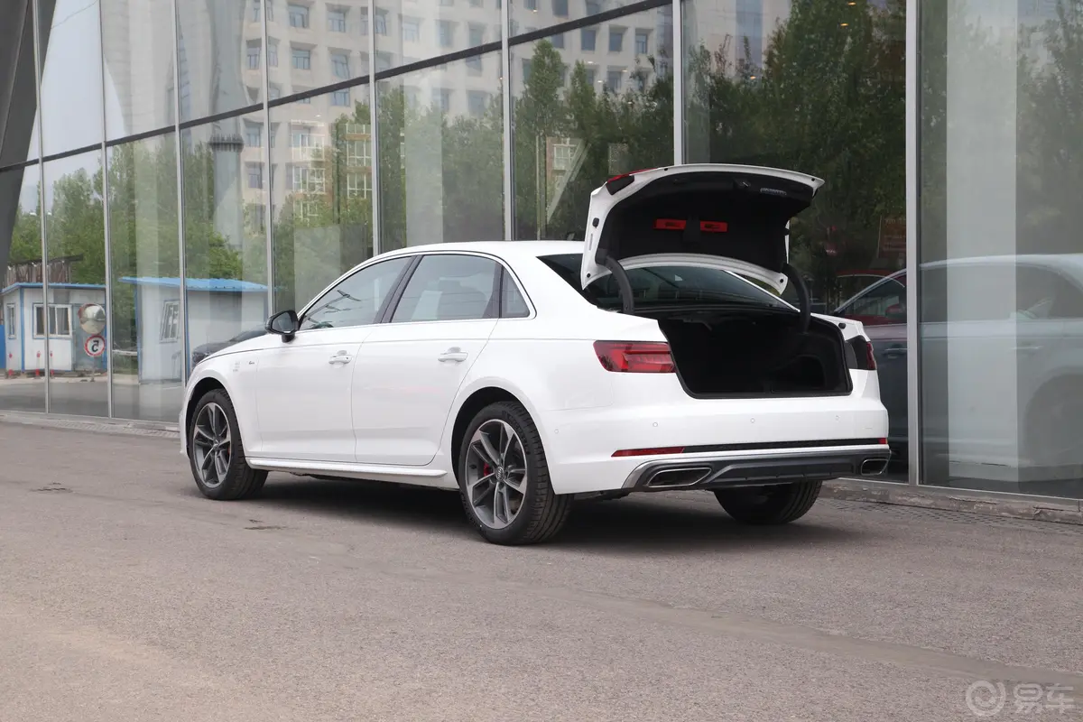 奥迪A4L45 TFSI quattro运动版 国VI后备厢开启45度侧拍