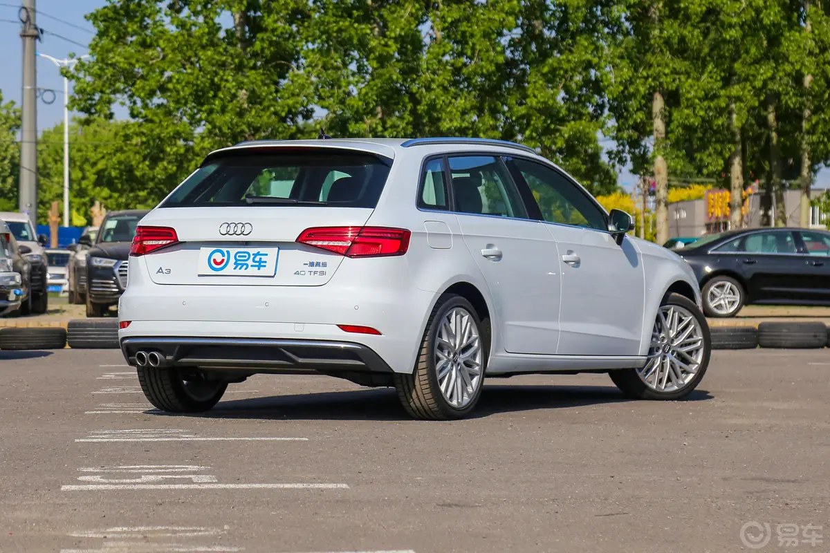 奥迪A3Sportback 40TFSI 风尚版 国V侧后45度车头向右水平