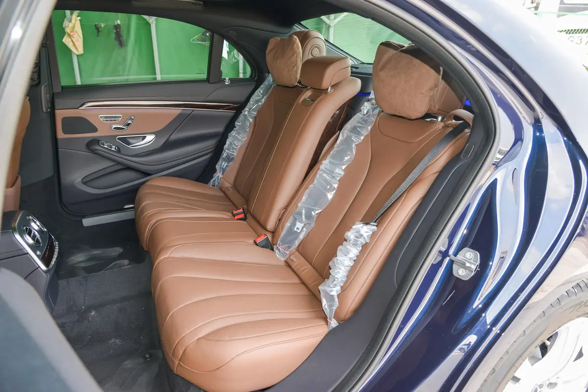 奔驰S级S 350 L 尊贵版后备厢空间特写