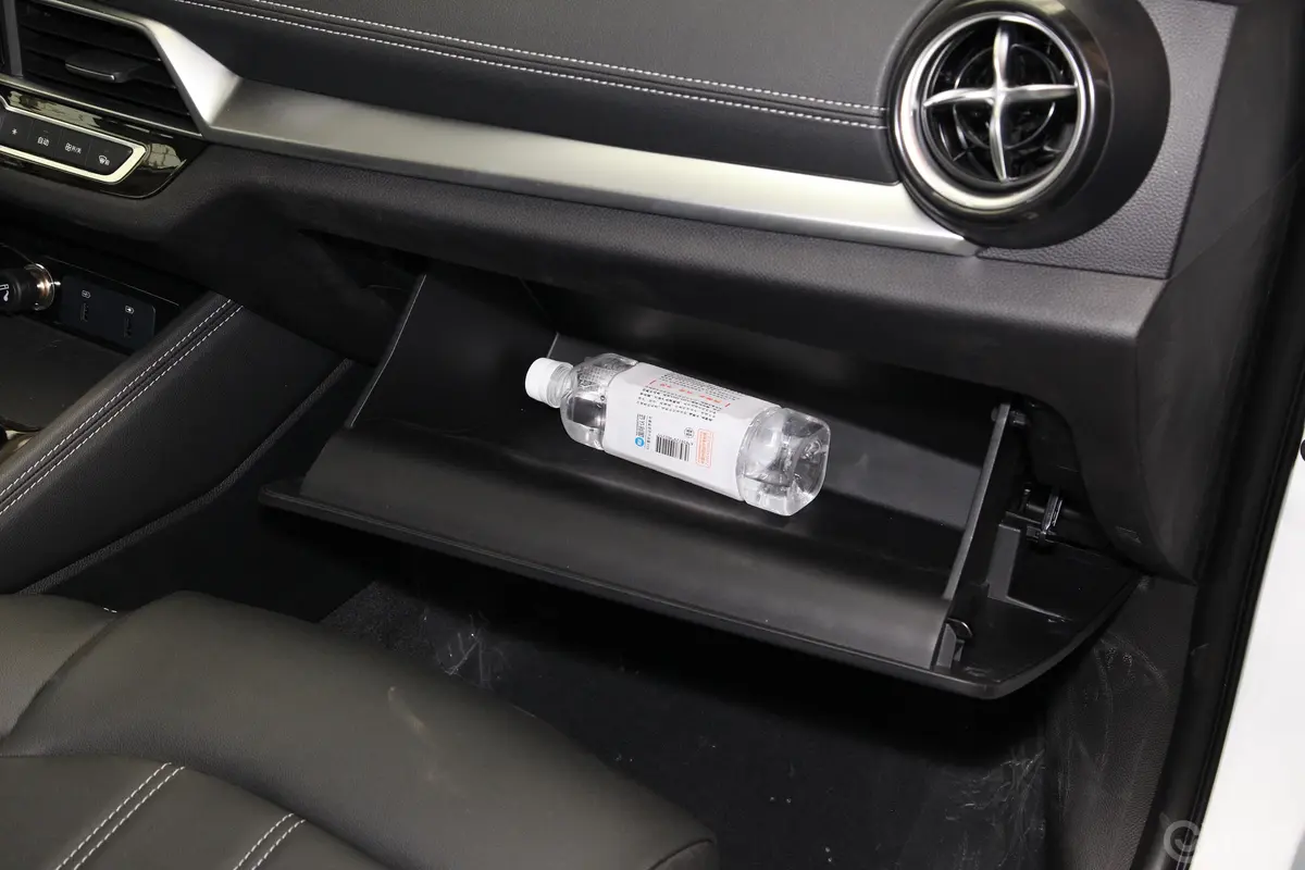宋新能源EV500 智联领享版手套箱空间水瓶横置