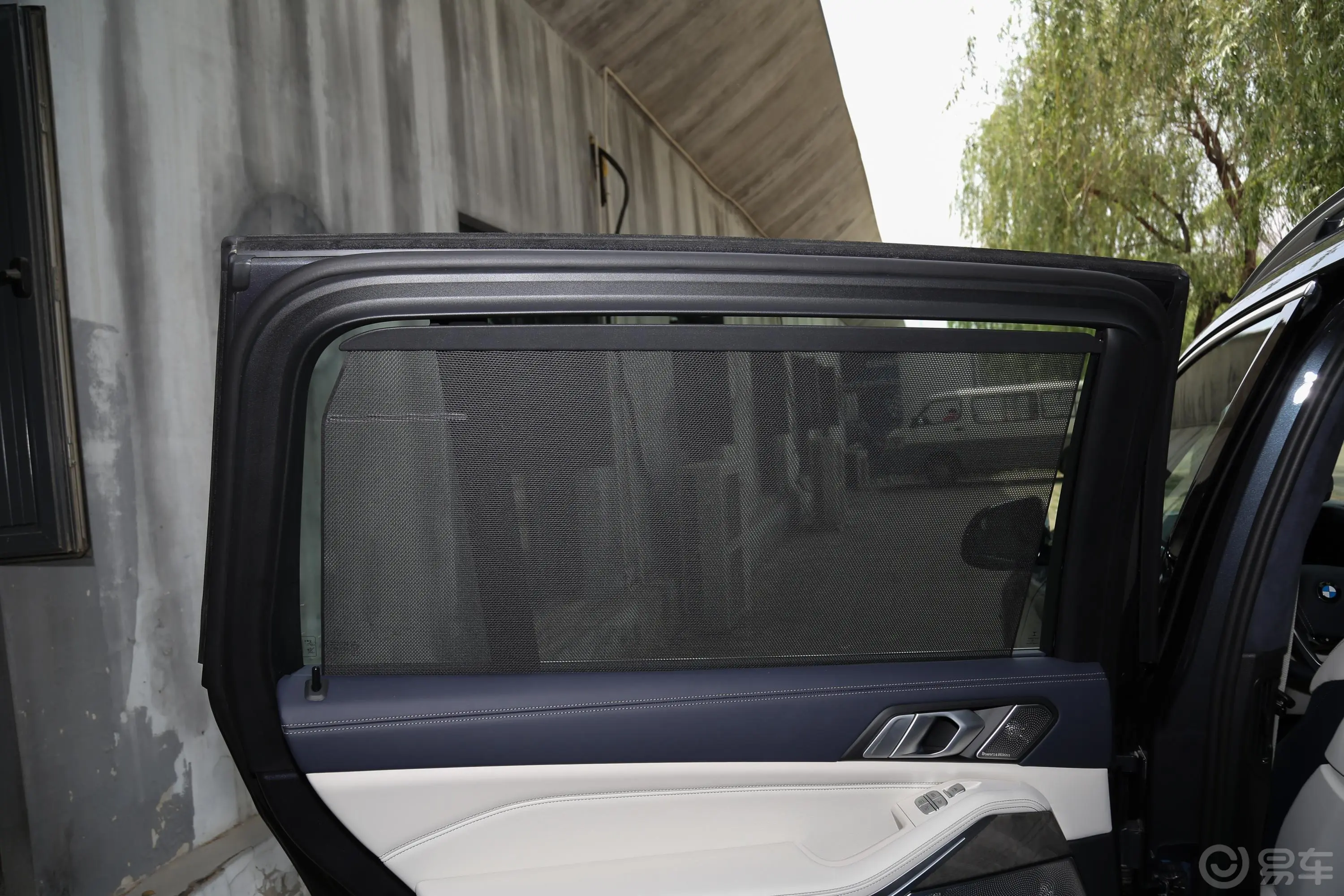 宝马X7xDrive40i 领先版 豪华套装后风挡遮阳帘