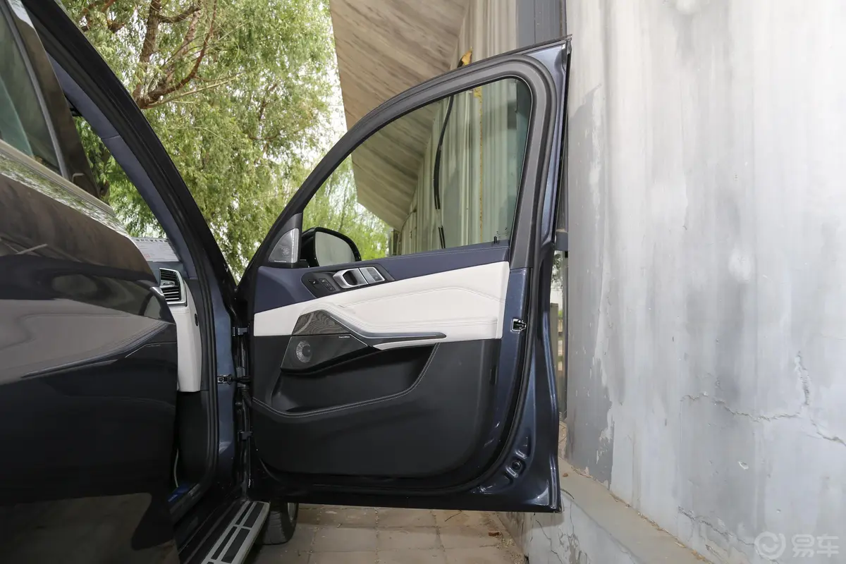 宝马X7xDrive40i 领先版 豪华套装副驾驶员车门