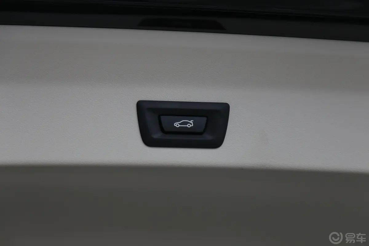 宝马X3xDrive 25i M钛金特别版电动尾门按键（手动扶手）