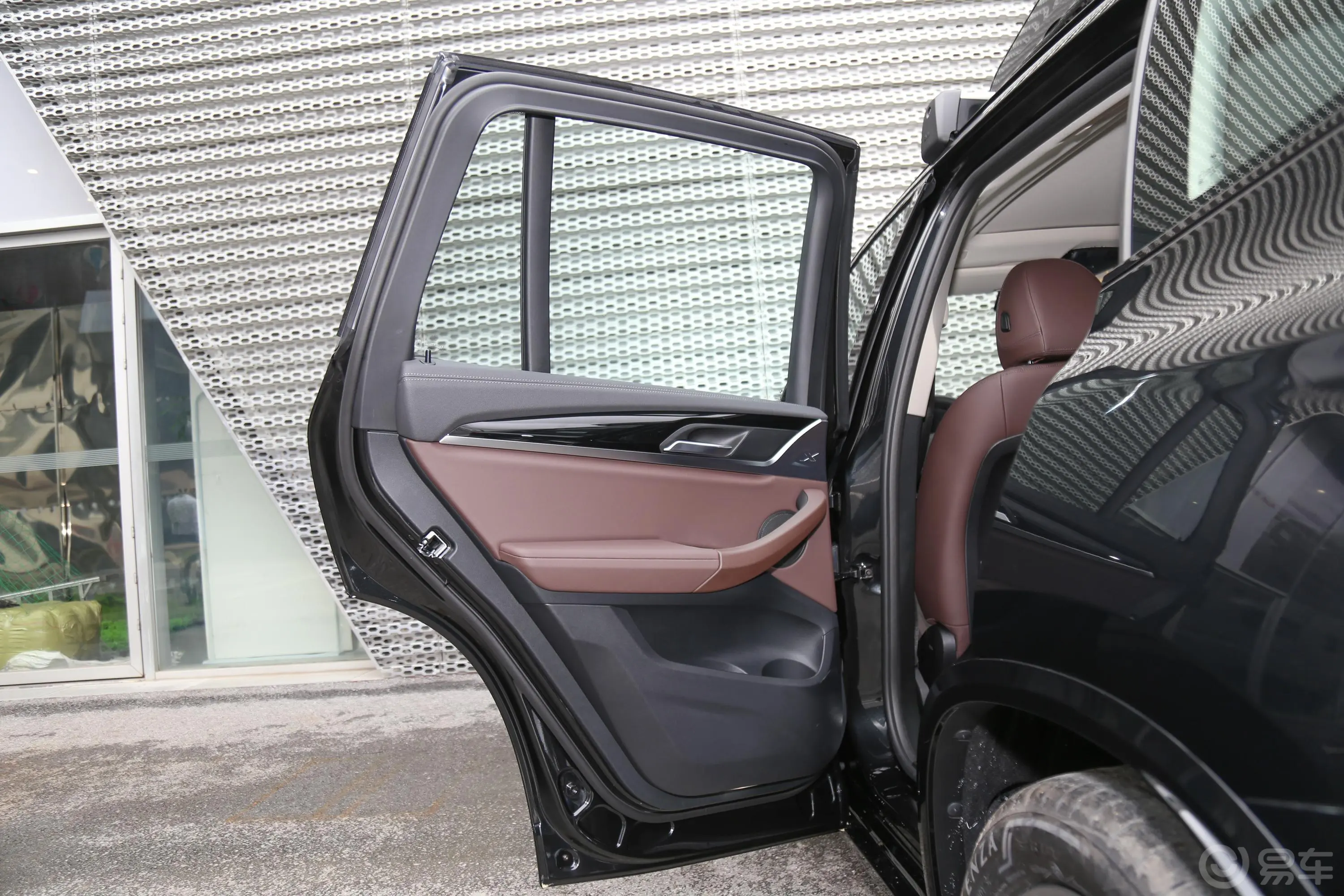 宝马X3xDrive 25i M钛金特别版驾驶员侧后车门