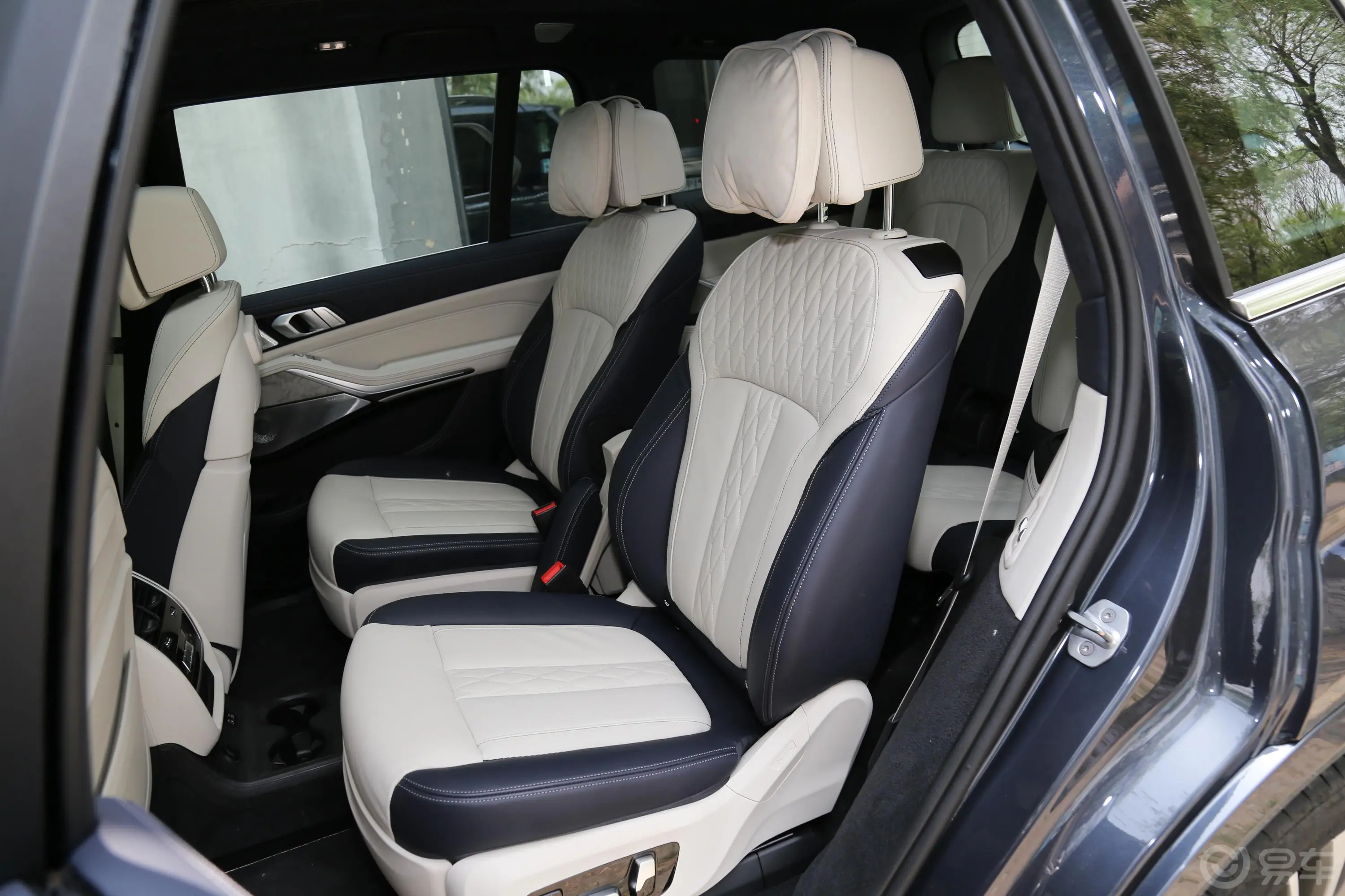 宝马X7xDrive40i 领先版 豪华套装后排座椅
