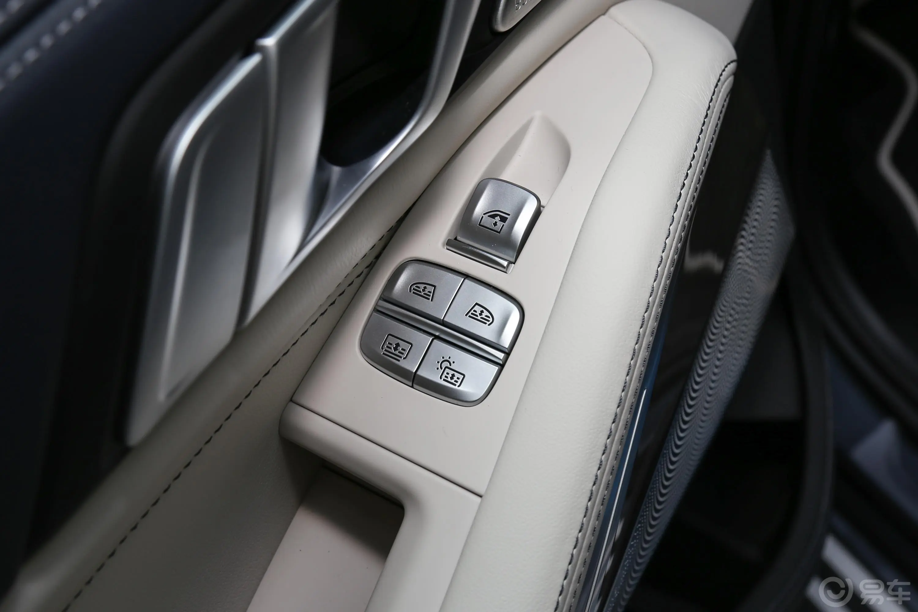 宝马X7xDrive40i 领先版 豪华套装后车窗调节