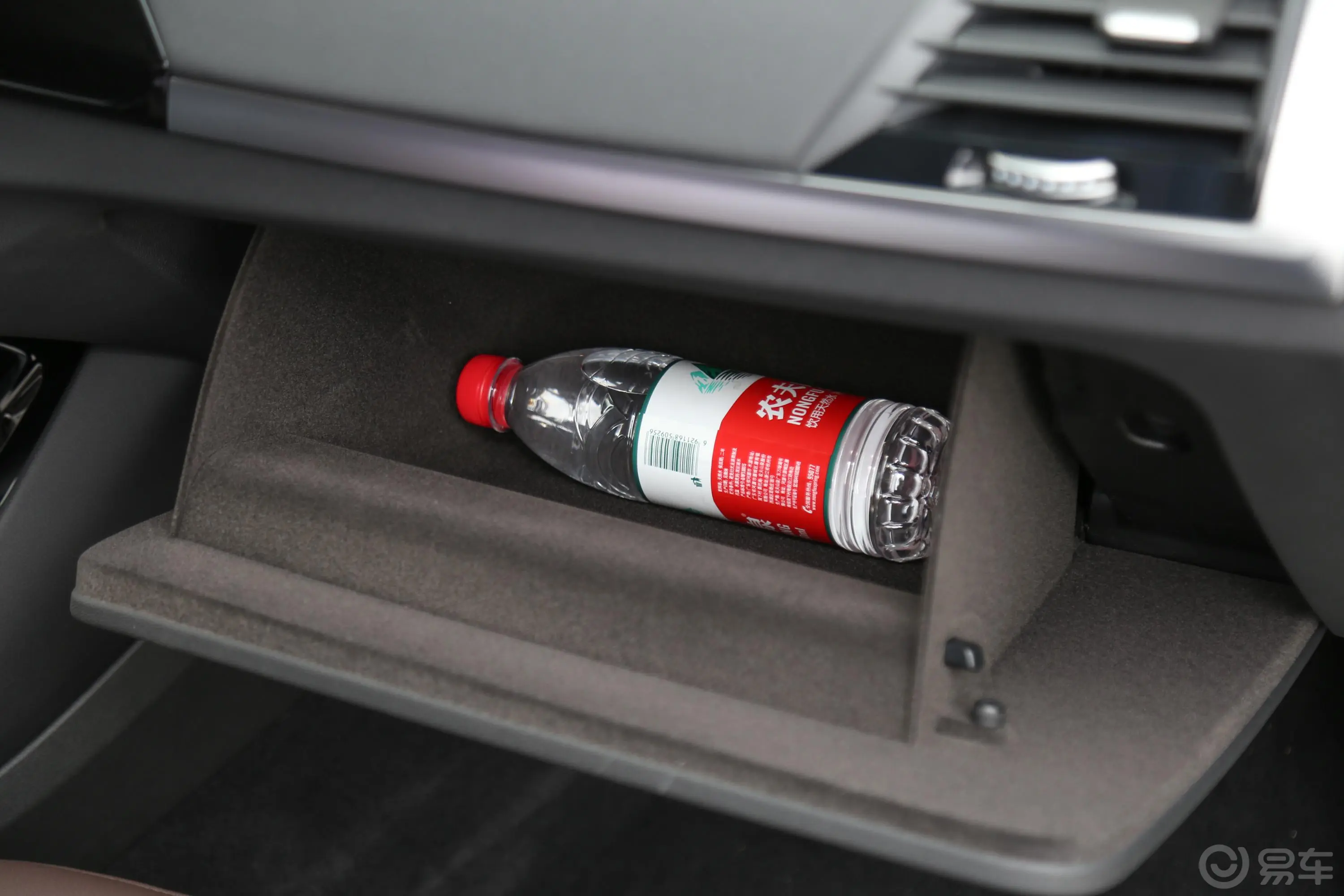 宝马X3xDrive 25i M钛金特别版手套箱空间水瓶横置