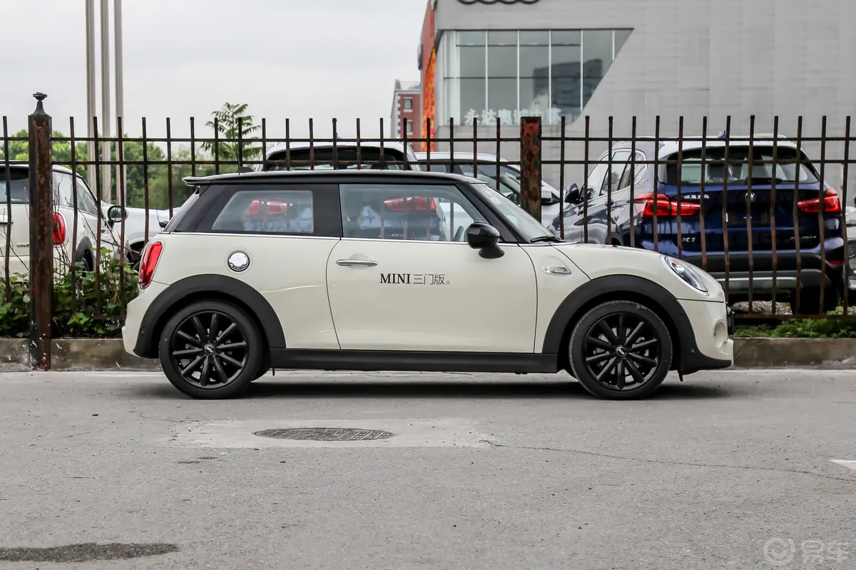 MINI2.0T COOPER S  双离合 经典派 三门版正侧车头向右水平