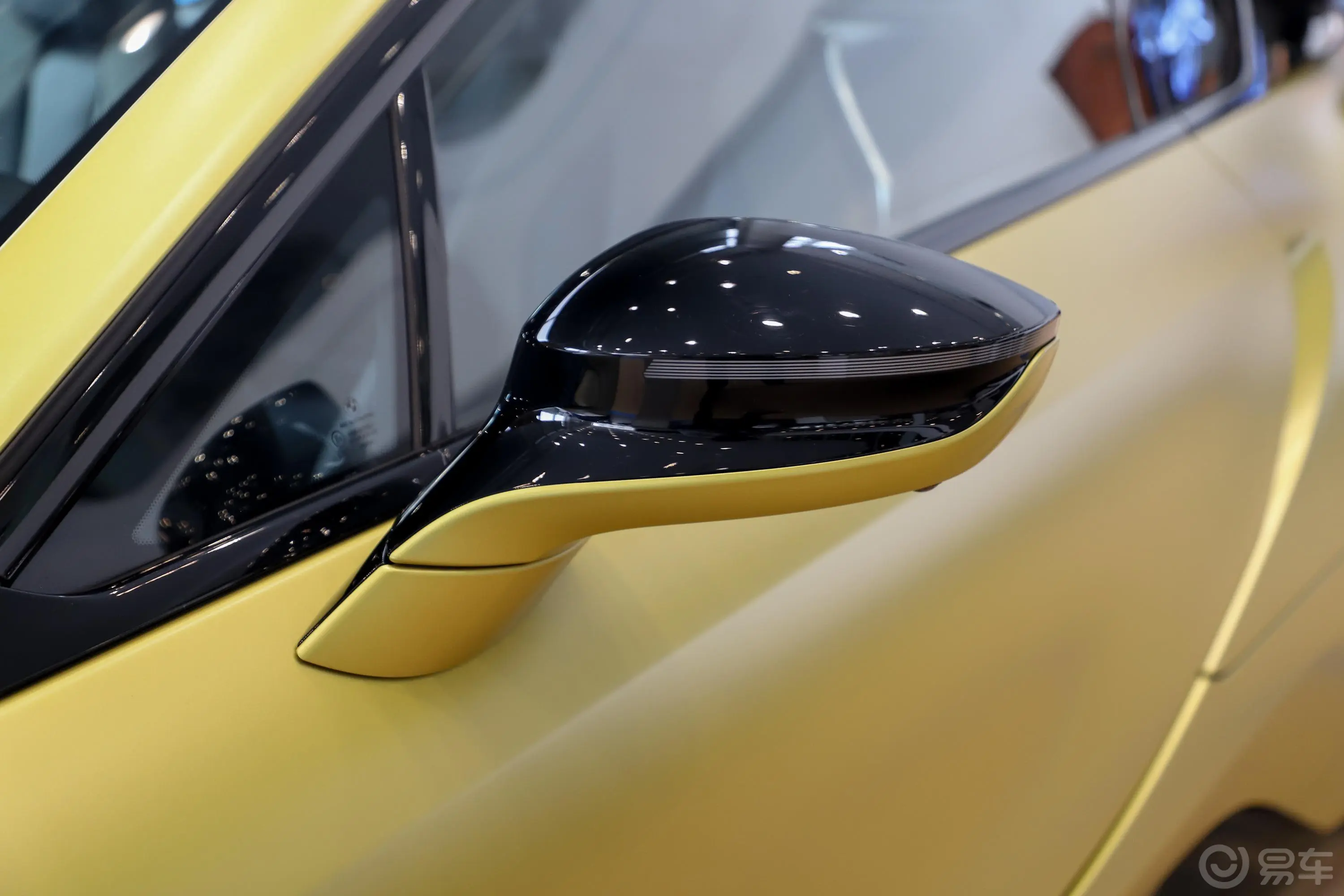 宝马i8质子磨砂黄特别版主驾驶后视镜背面