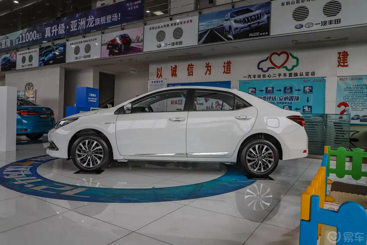 卡罗拉双擎 1.8L E-CVT 智尚版外观