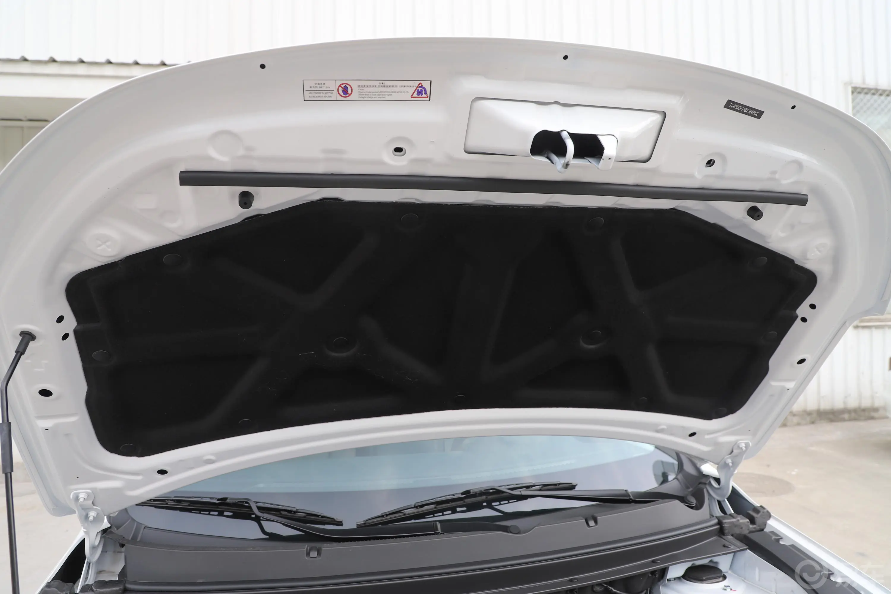 景逸X5乐享系列 1.6L 手动 惠民版发动机舱盖内侧