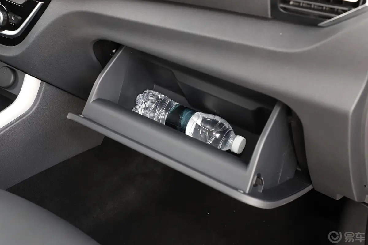 瑞迈S加长版 2.5T 手动 四驱 超豪华款 柴油 国V手套箱空间水瓶横置