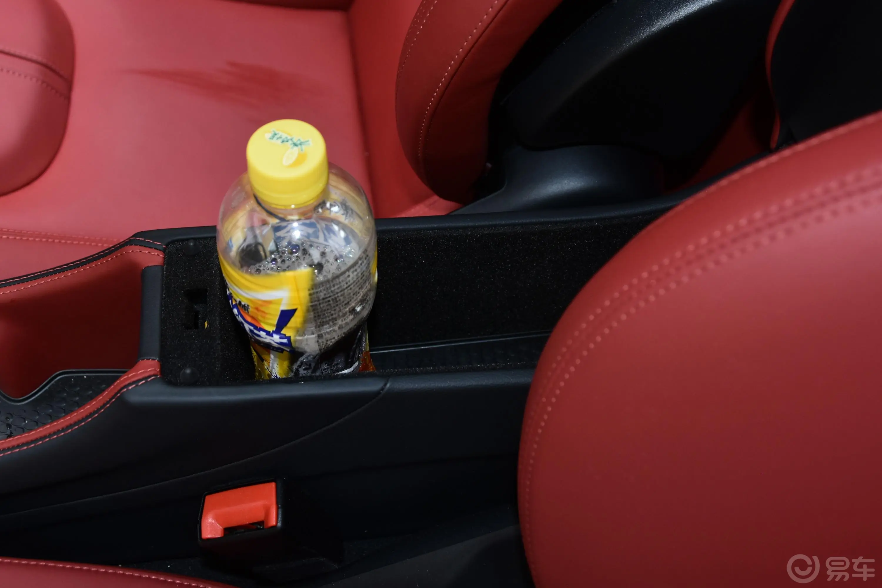 迈凯伦570GT3.8T Coupe前排扶手箱储物格
