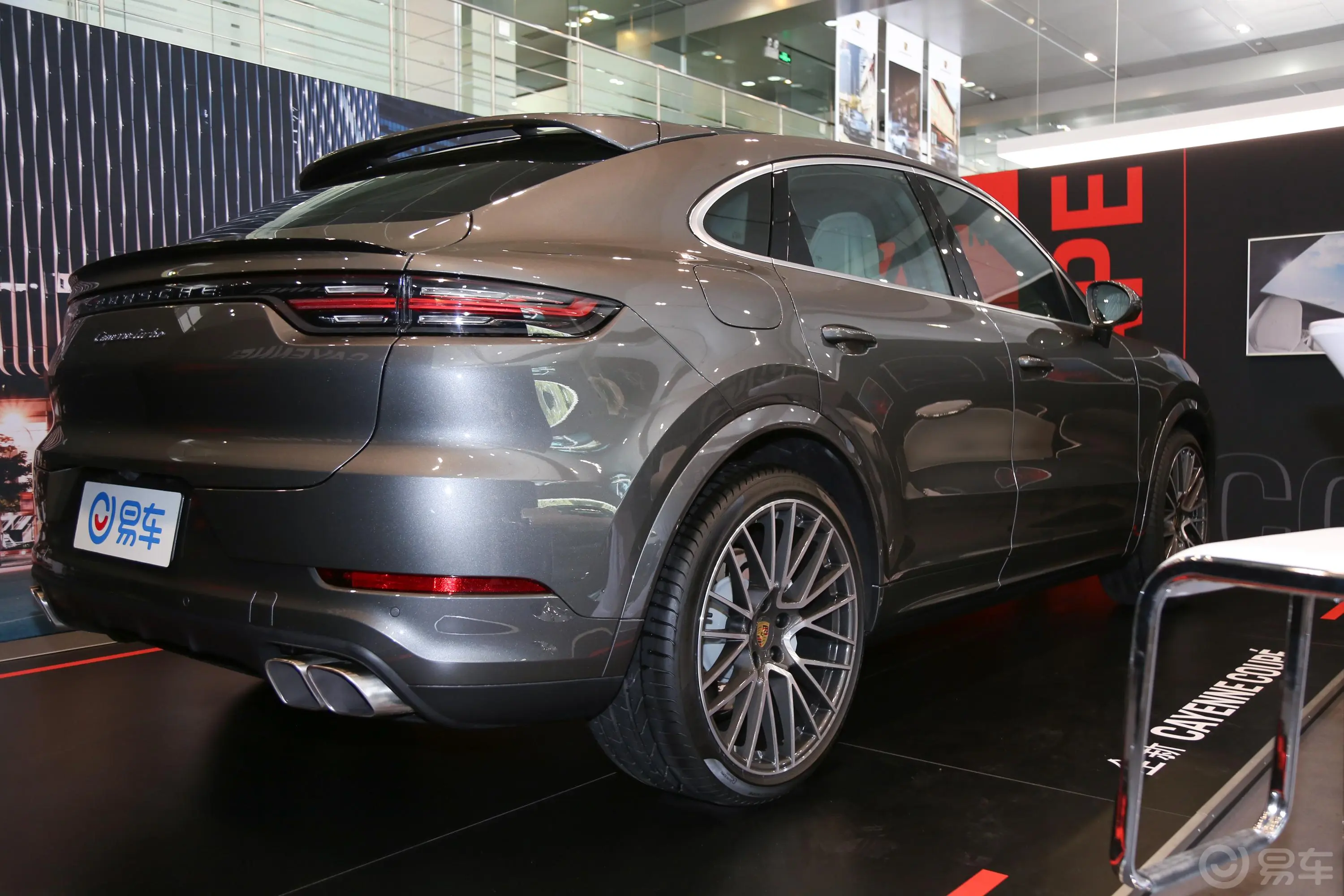 CayenneCayenne Turbo Coupé 4.0T侧后45度车头向右水平