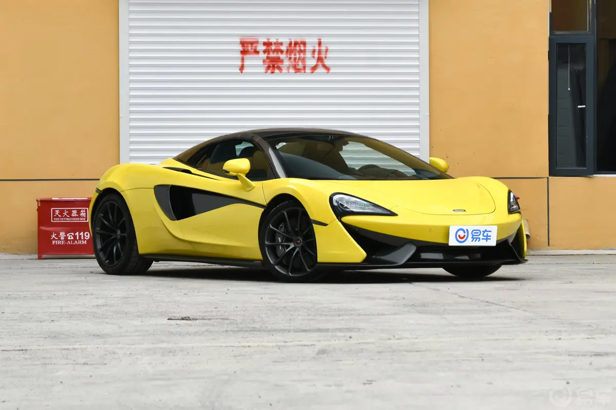 迈凯伦570S3.8T Spider侧前45度车头向右水平