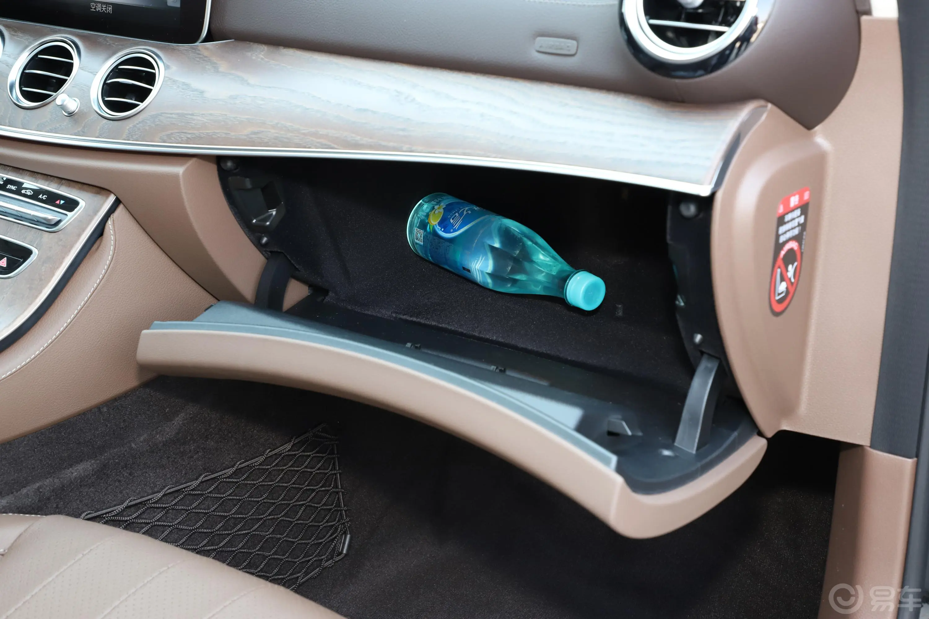 奔驰E级改款 E 300 L 豪华版手套箱空间水瓶横置