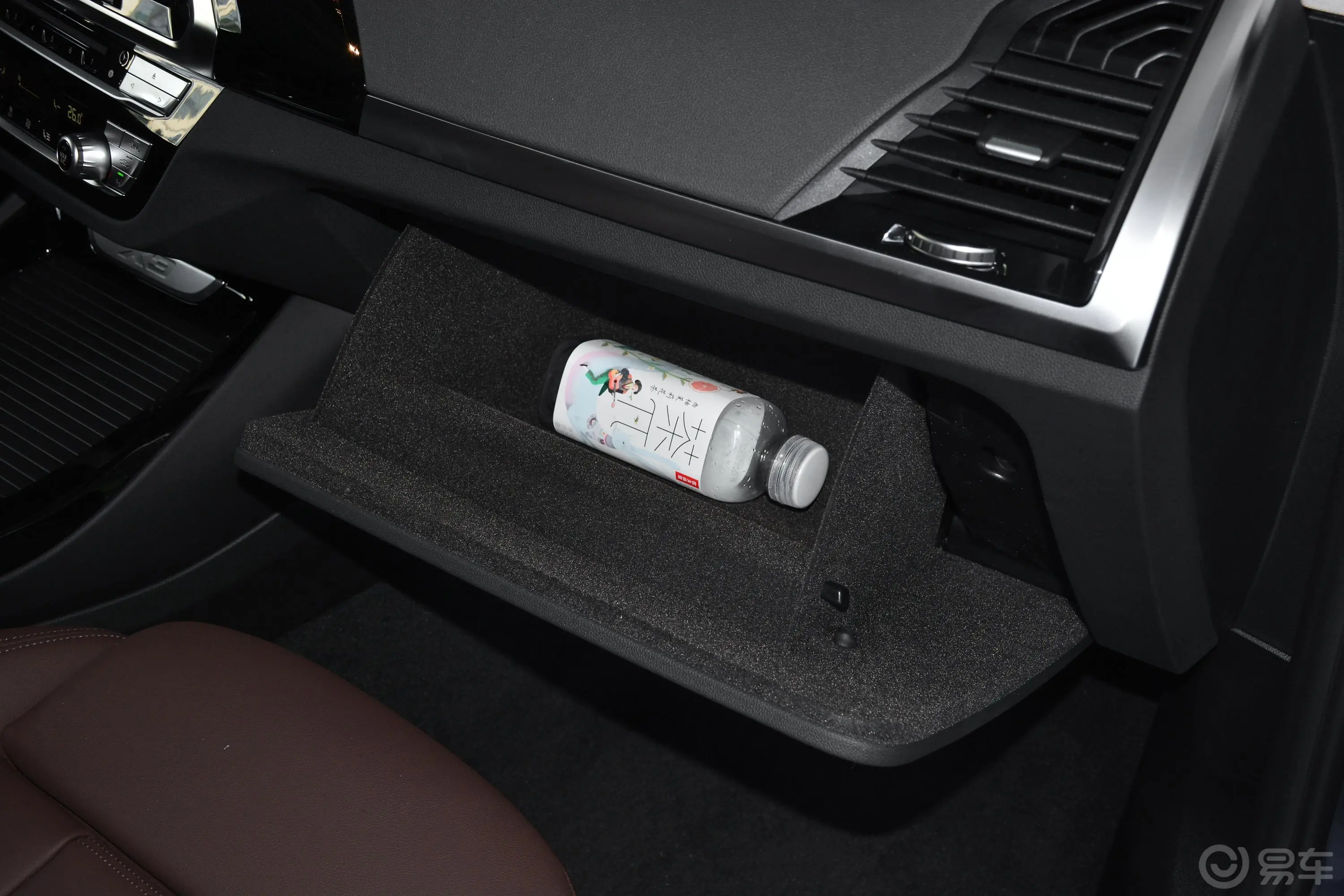 宝马X3xDrive 28i M运动套装手套箱空间水瓶横置