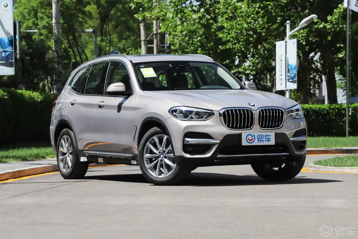 宝马X3xDrive 25i 豪华套装侧前45度车头向右水平