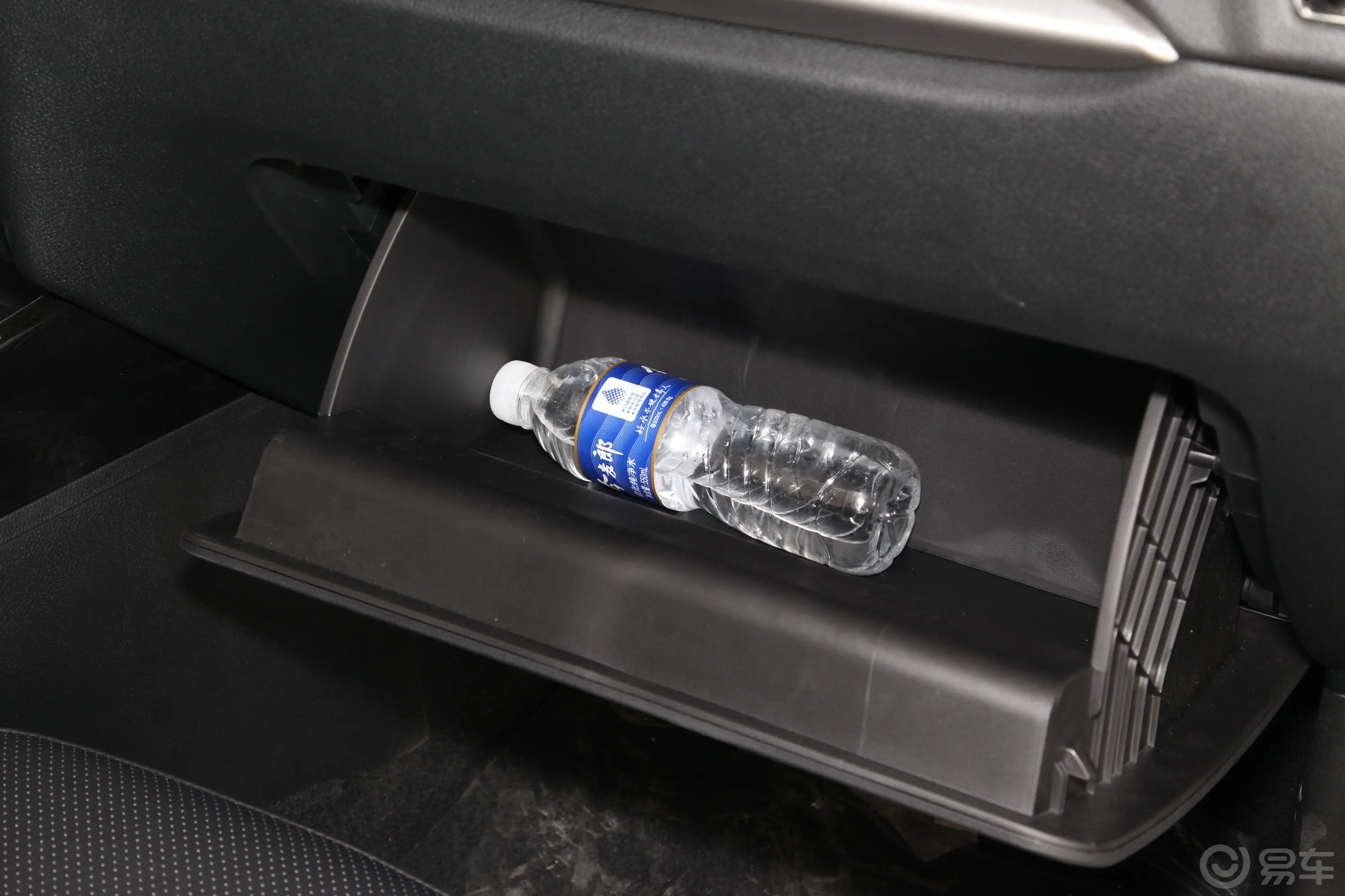 风光S5601.8L CVT 舒适型手套箱空间水瓶横置