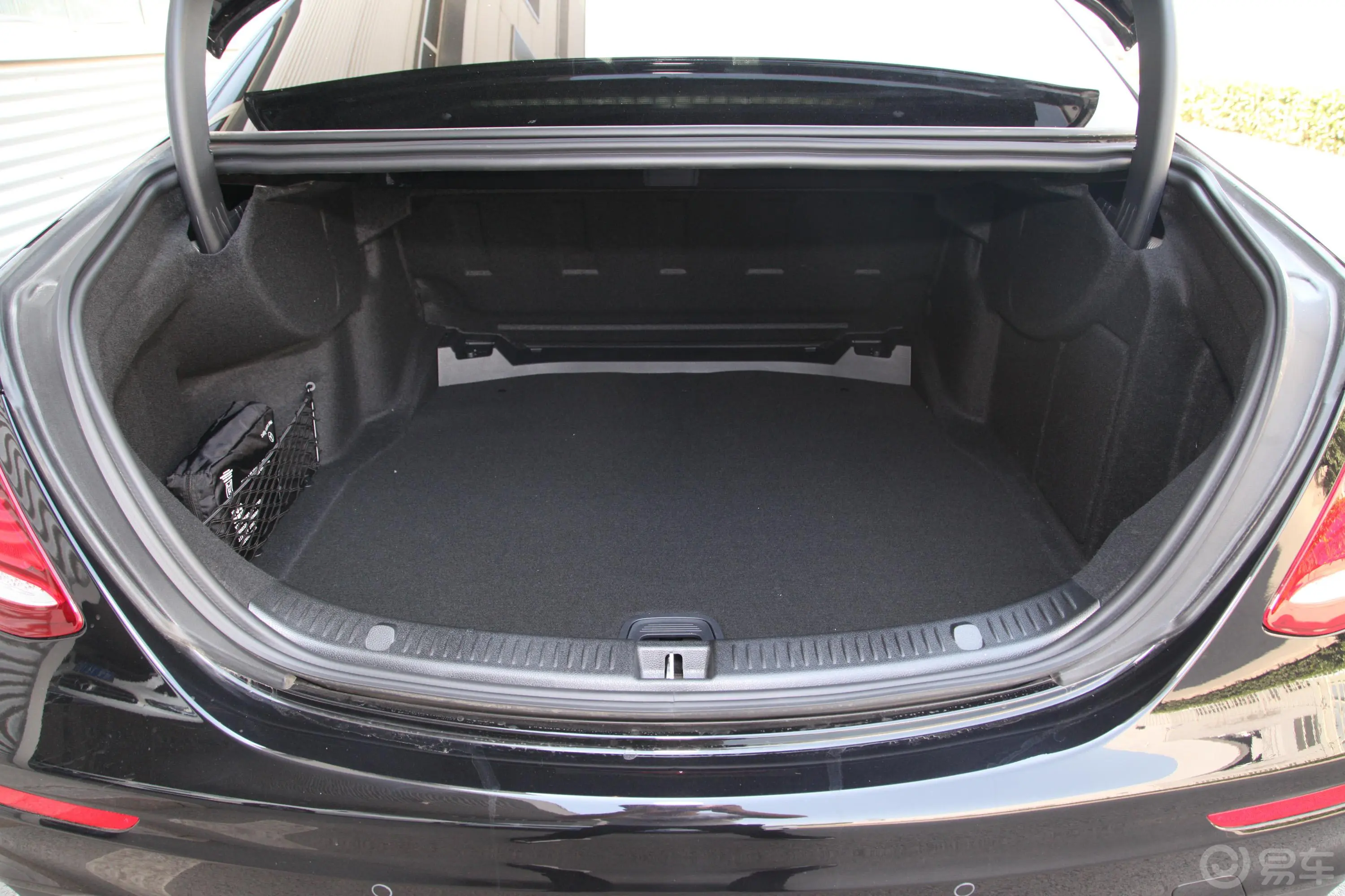 奔驰E级改款 E 300 L 豪华版 运动轿车后备厢空间特写