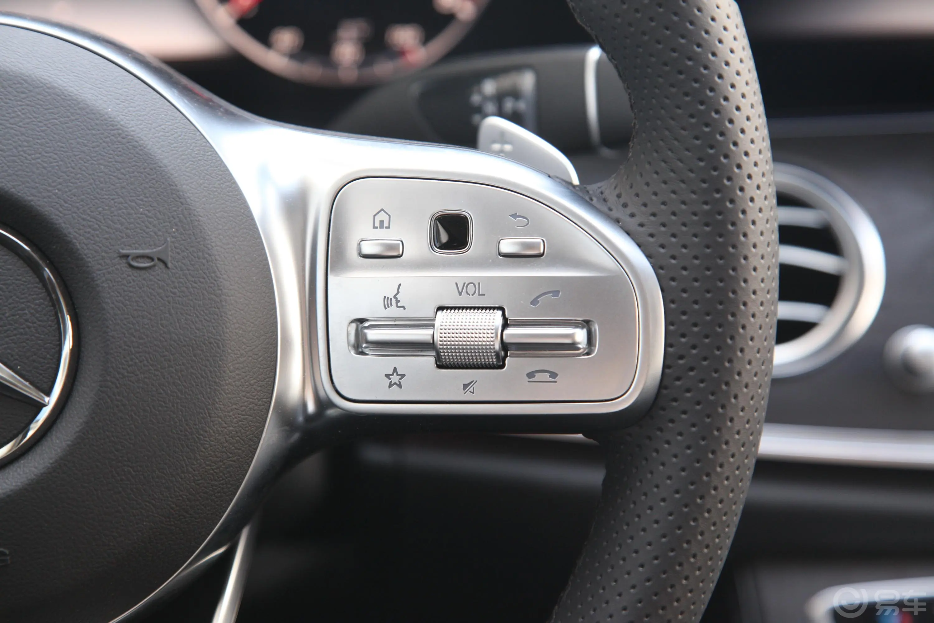 奔驰E级改款 E 300 L 豪华版 运动轿车右侧方向盘功能按键