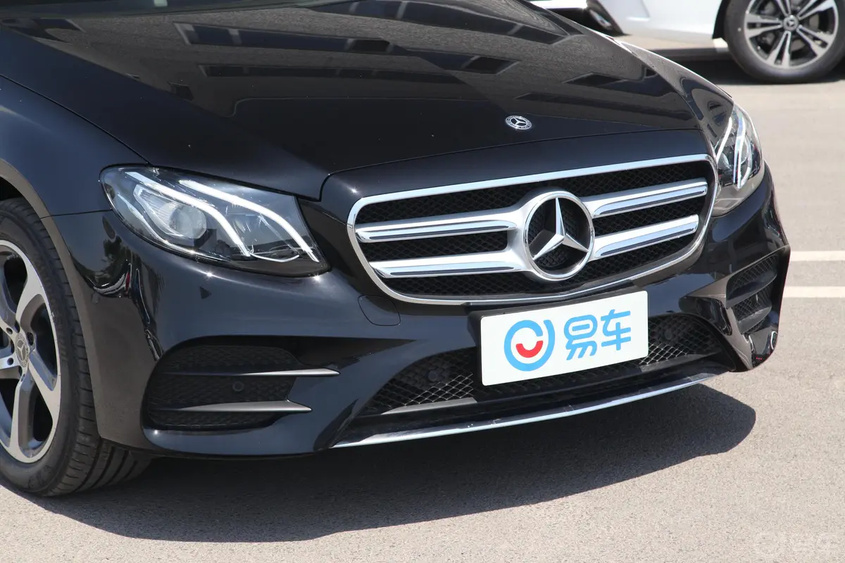 奔驰E级E 260 L 4MATIC 运动轿车前格栅侧俯拍