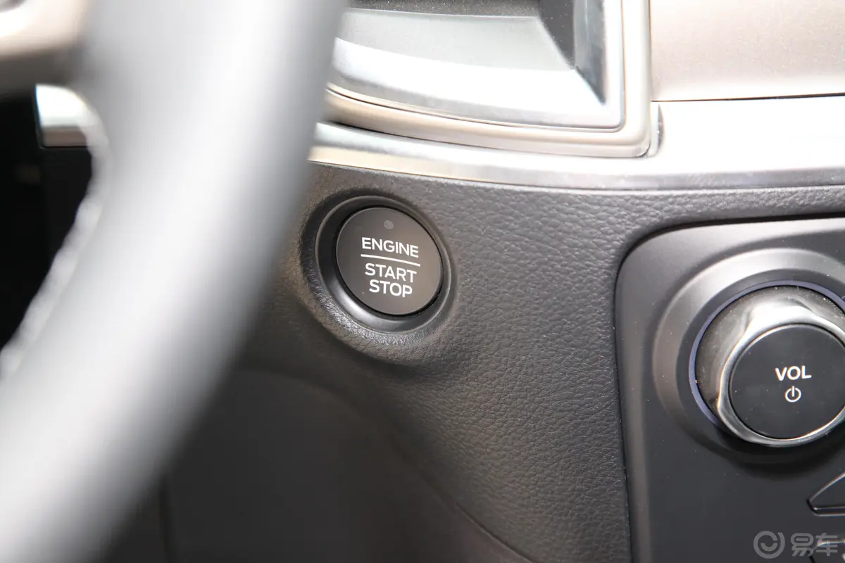 撼路者2.0T 手自一体 四驱 豪华版 汽油 7座钥匙孔或一键启动按键
