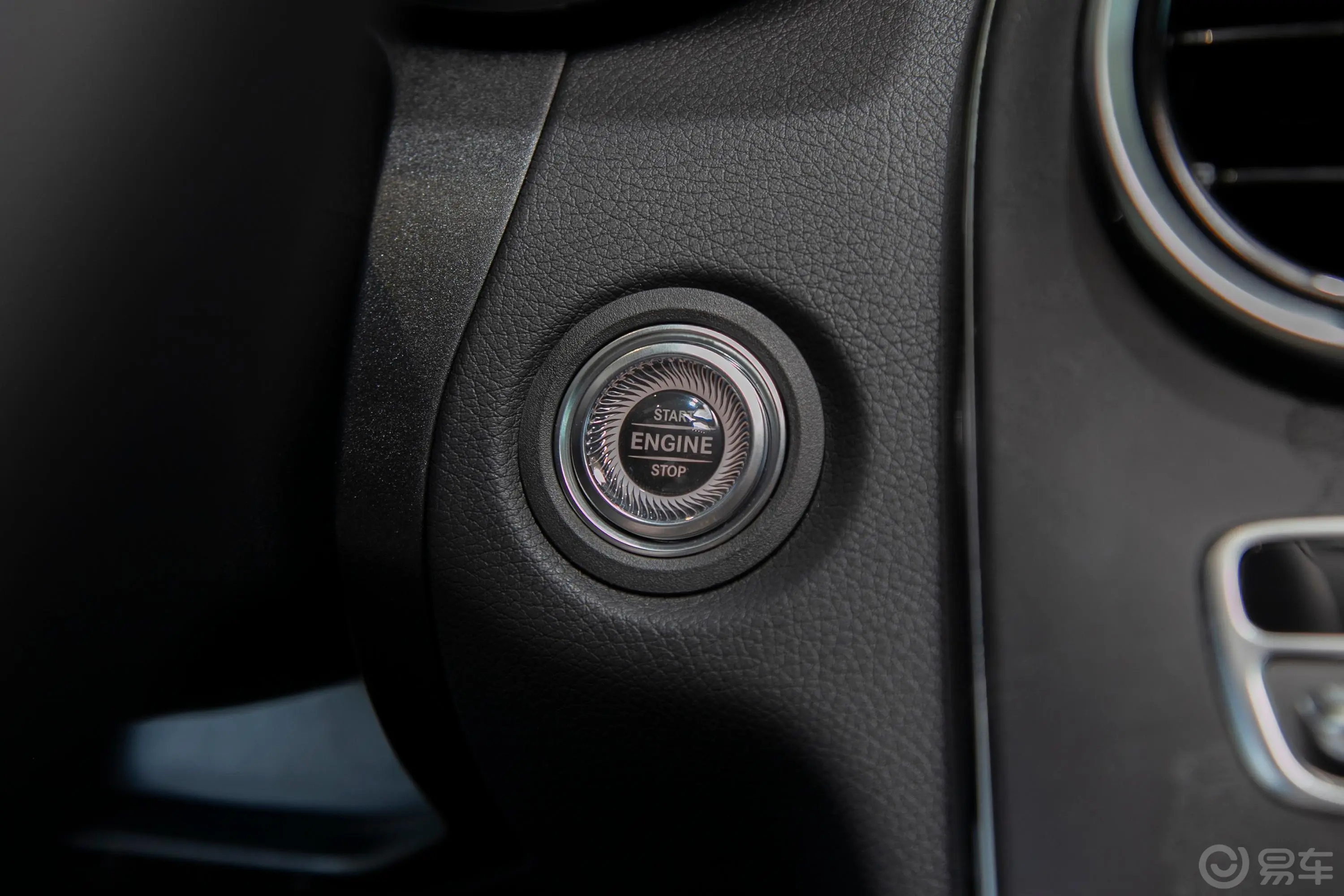 奔驰C级C 300 L 运动轿车钥匙孔或一键启动按键