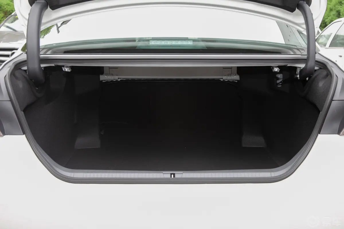 亚洲龙2.5L 手自一体 Touring尊贵版 国VI后备厢空间特写