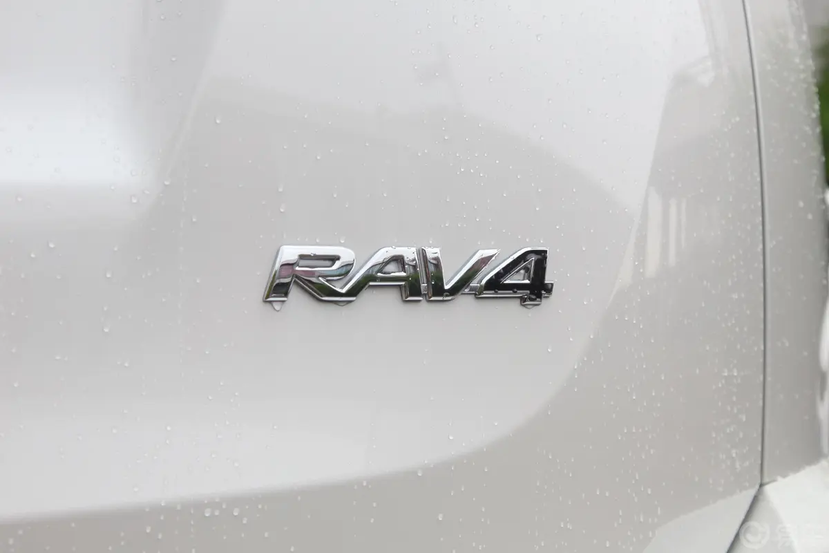 RAV4荣放2.0L CVT 两驱 风尚版 国VI外观
